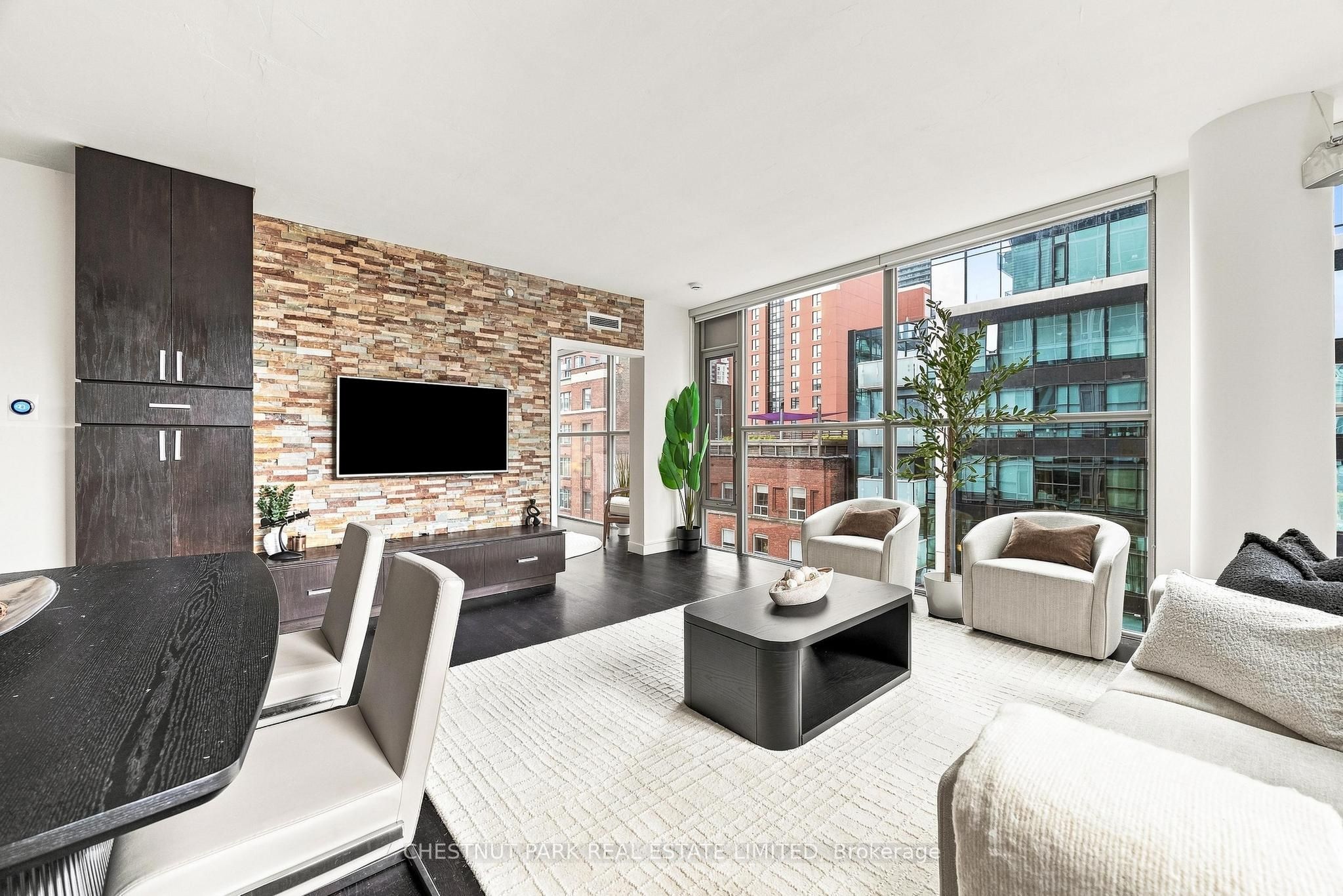 25 Oxley Street 611, Toronto, ON M5V 2J5 photo 5