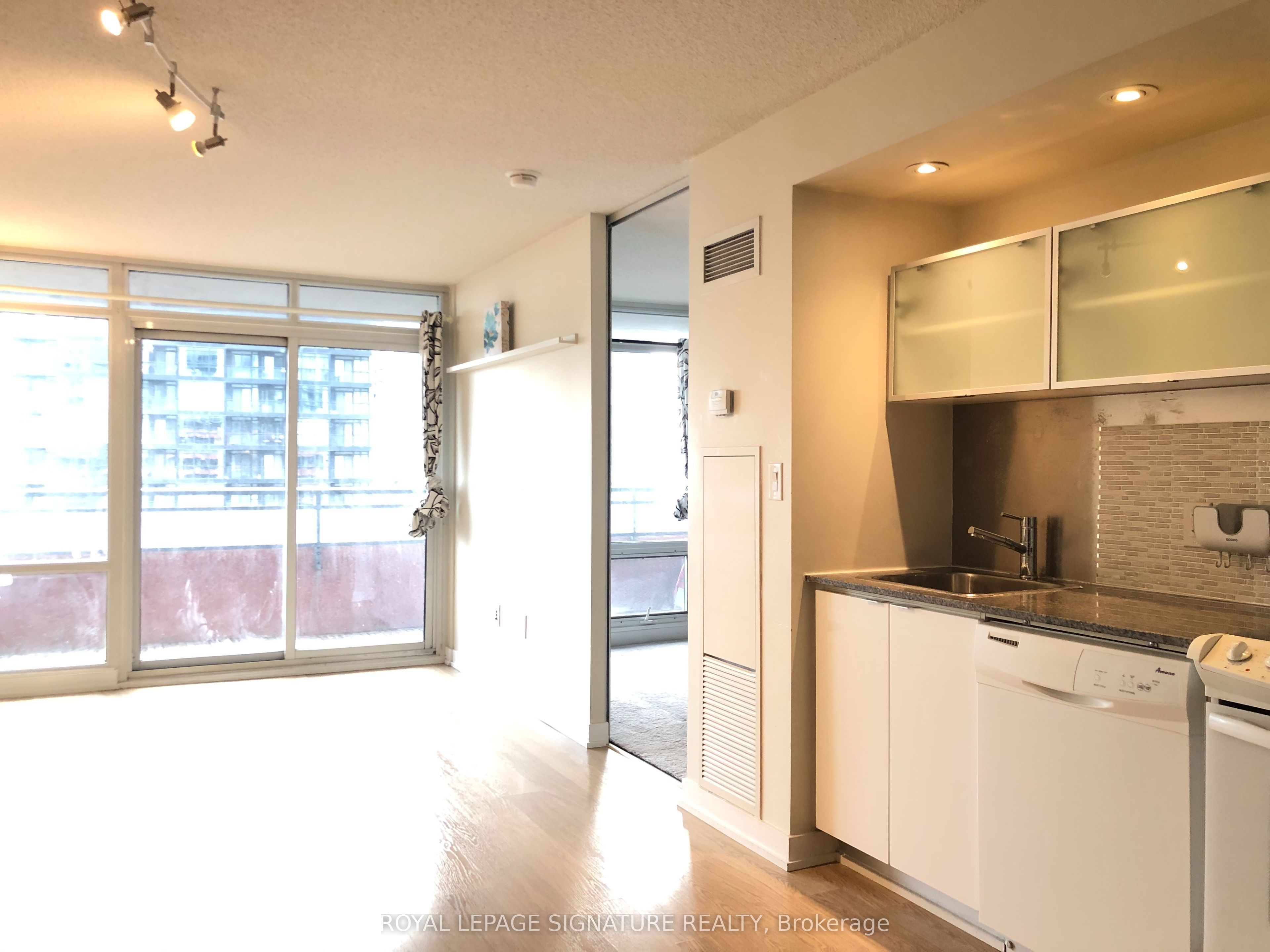 4K Spadina Avenue 1121, Toronto, ON M5V 3Y9 photo 2