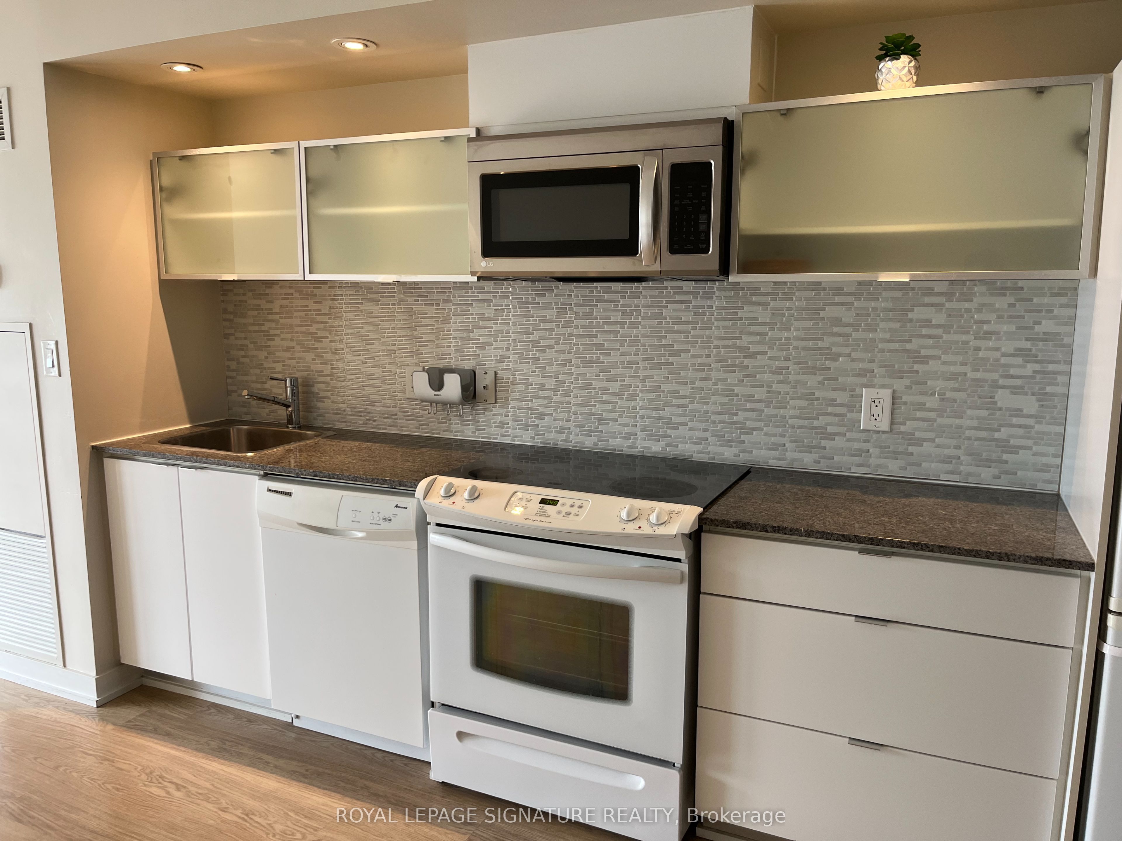 4K Spadina Avenue 1121, Toronto, ON M5V 3Y9 photo 3