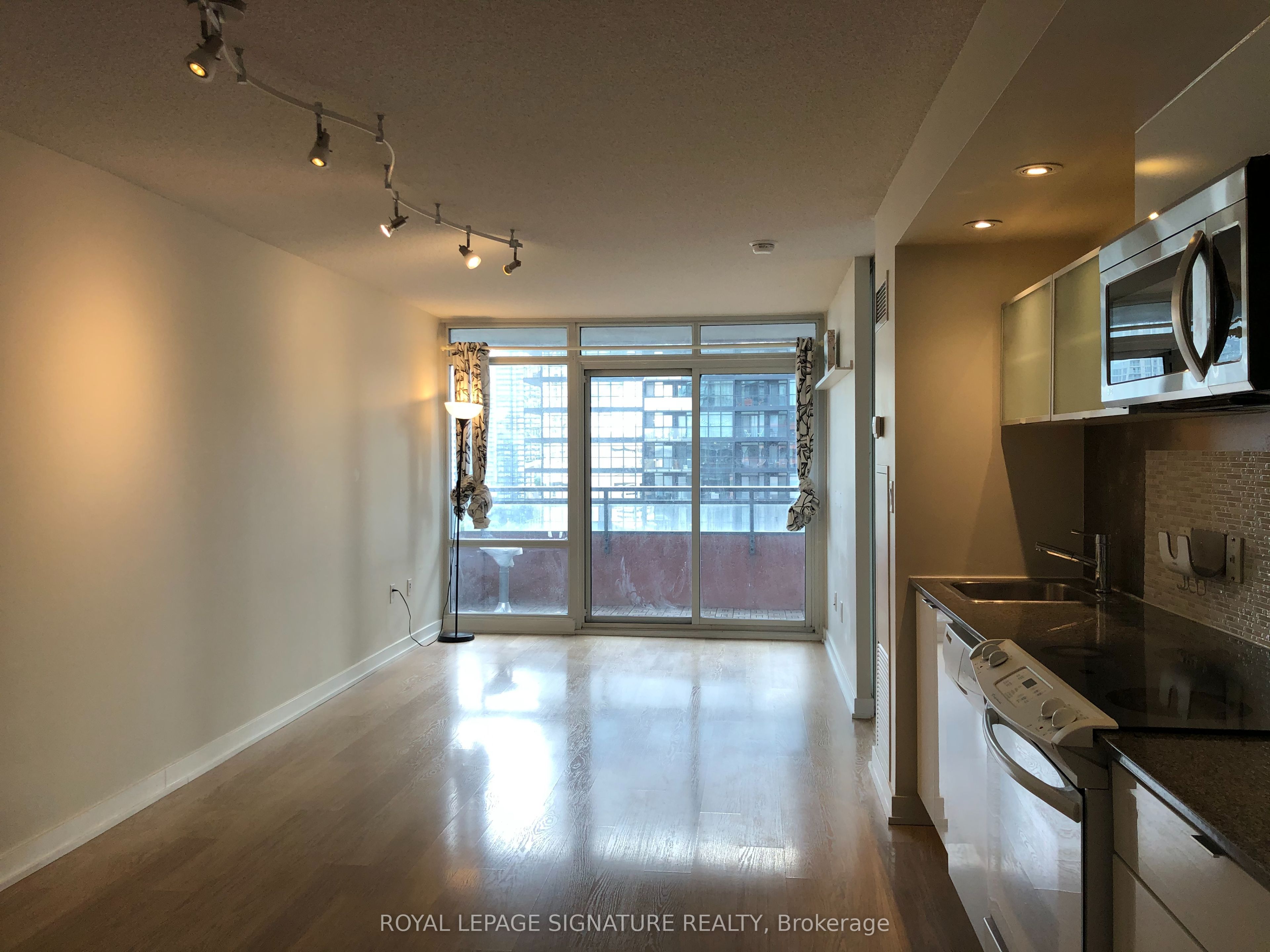 4K Spadina Avenue 1121, Toronto, ON M5V 3Y9 photo 4