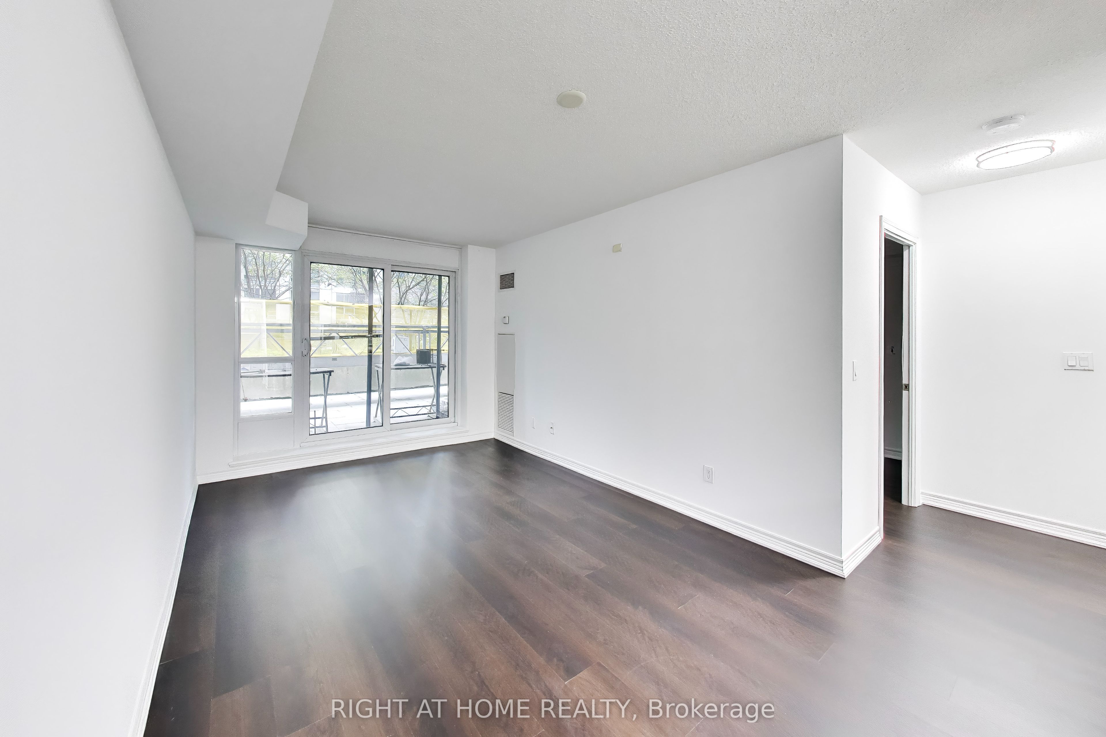 761 Bay Street 313, Toronto, ON M5G 2R2 photo 3