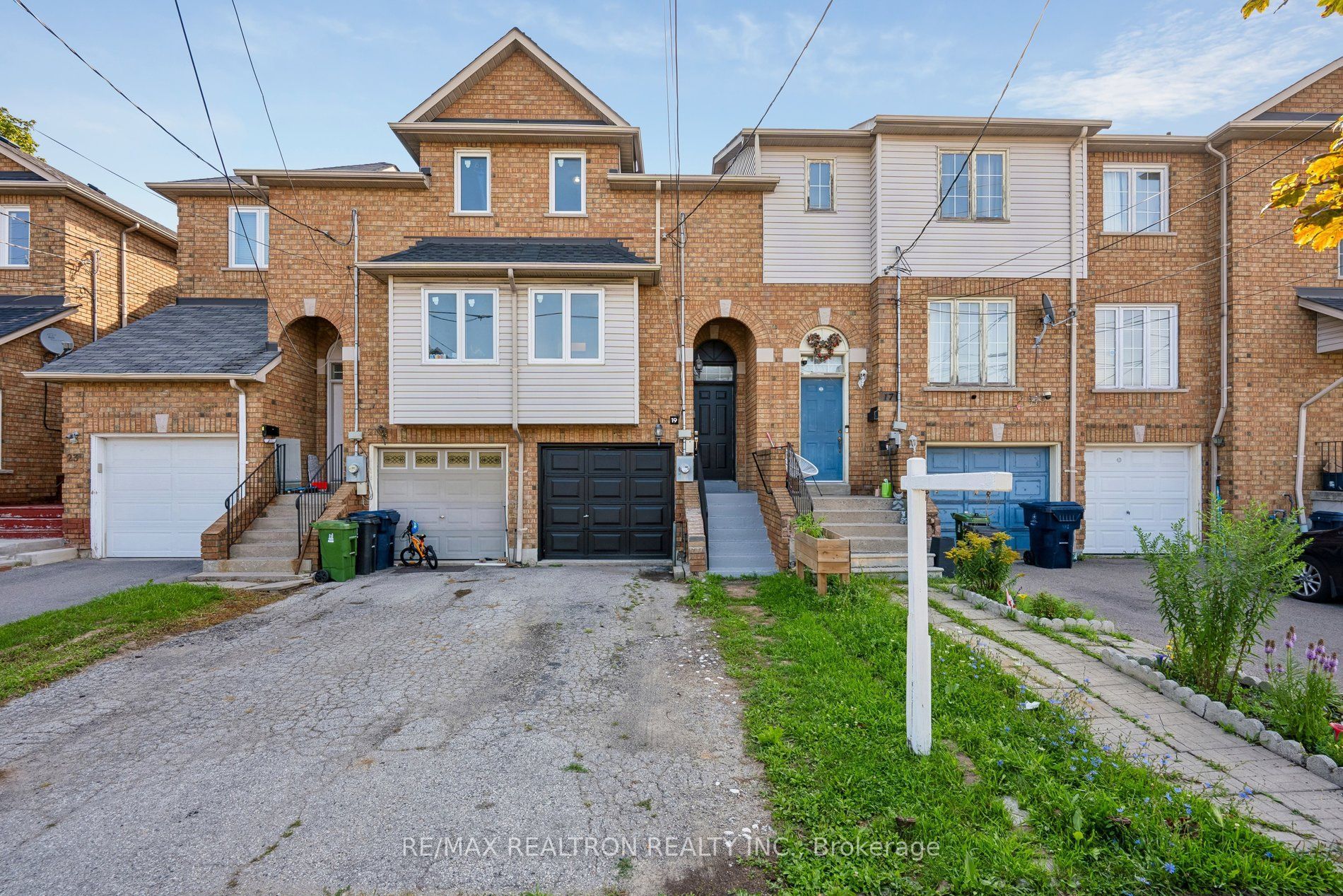 19 WARNER Avenue, Toronto, ON M4A 2X1