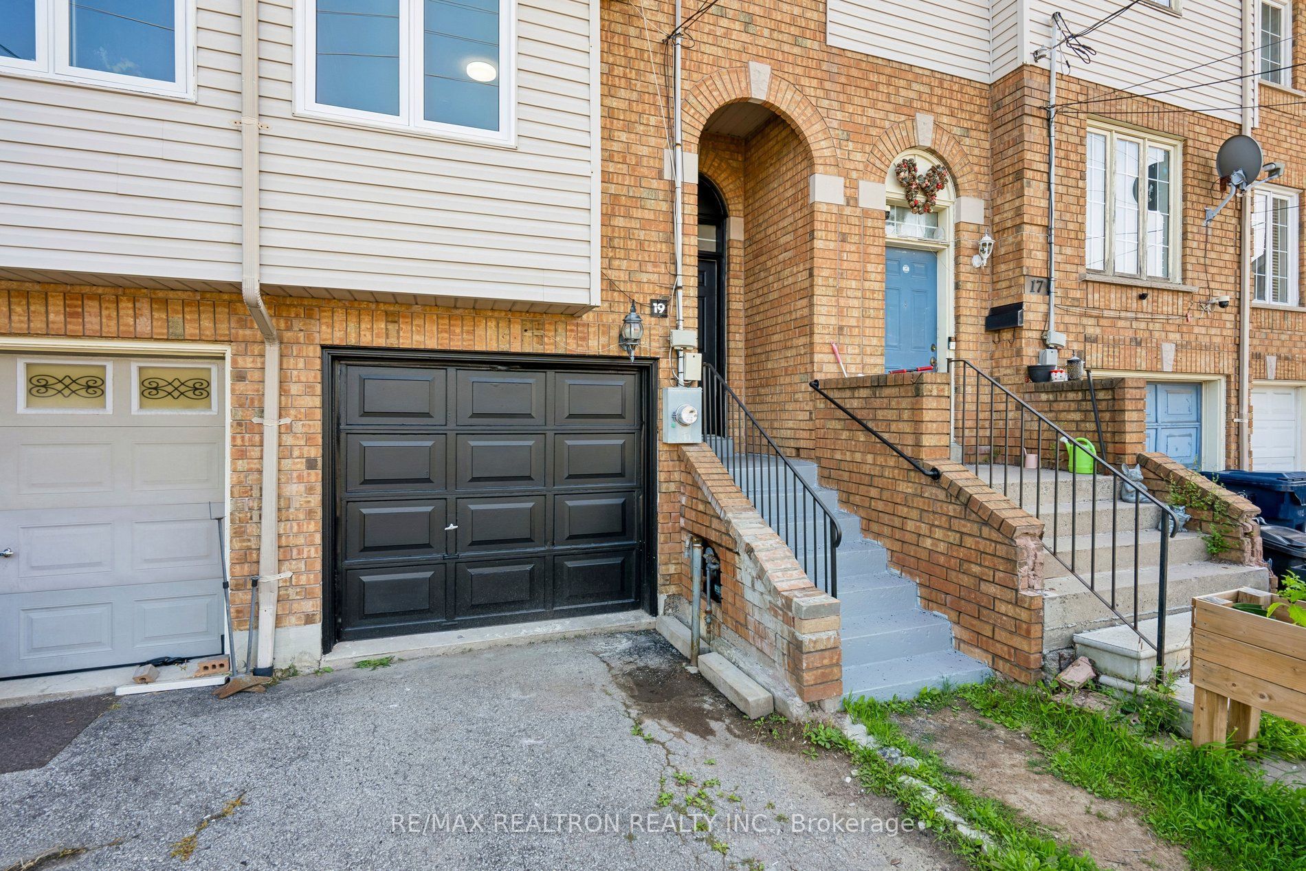 19 WARNER Avenue, Toronto, ON M4A 2X1 photo 2