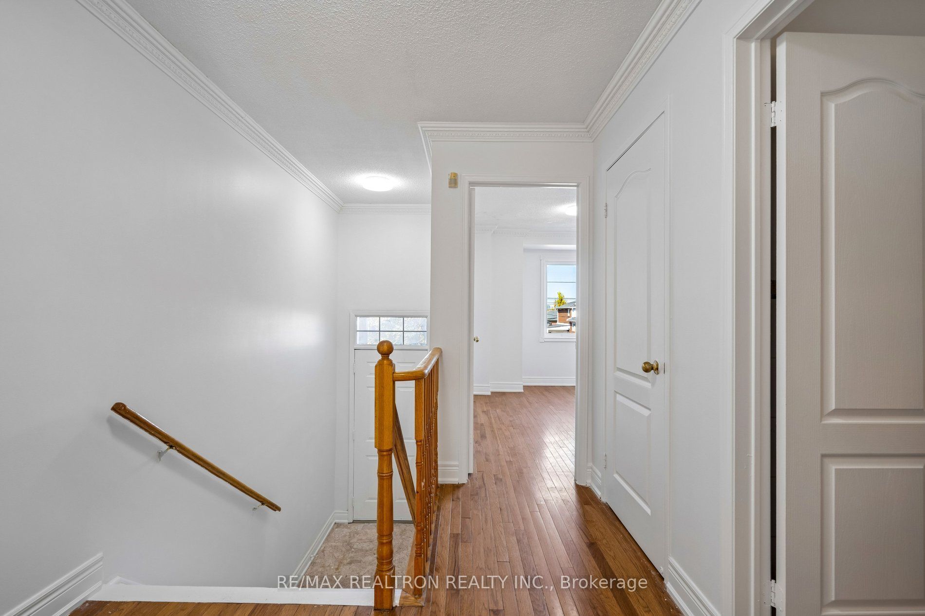 19 WARNER Avenue, Toronto, ON M4A 2X1 photo 4