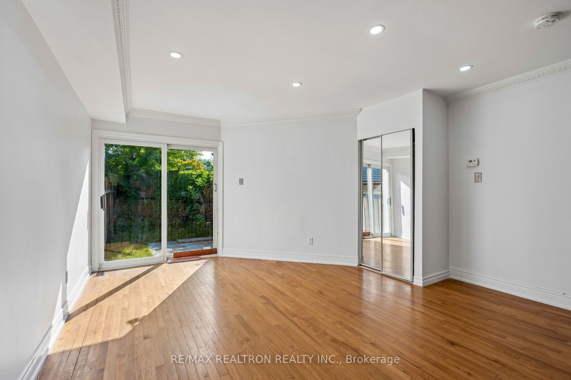 19 WARNER Avenue, Toronto, ON M4A 2X1 photo 5