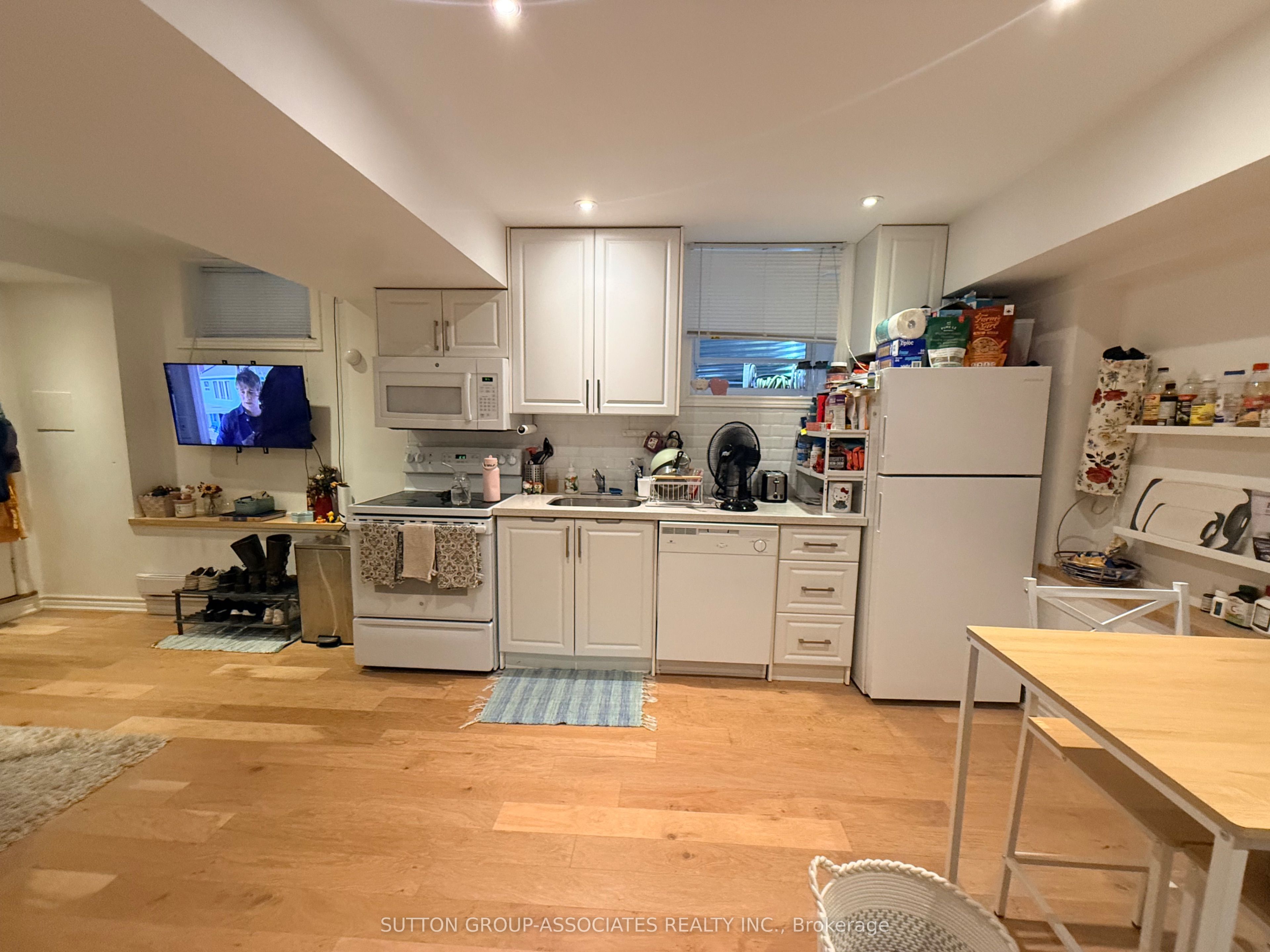 125 Walmer Road Lower, Toronto, ON M5R 2X8 photo 2