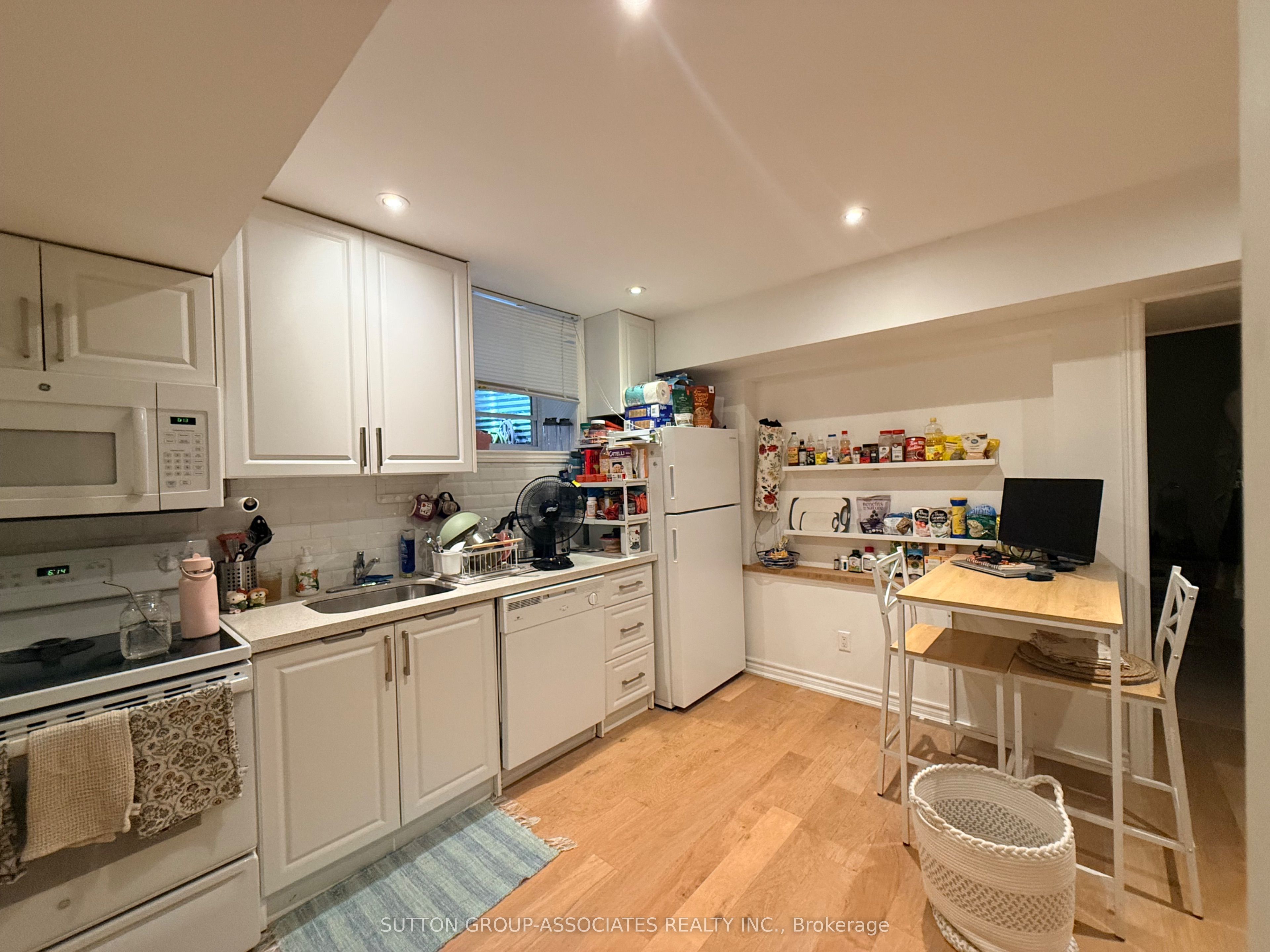 125 Walmer Road Lower, Toronto, ON M5R 2X8 photo 3