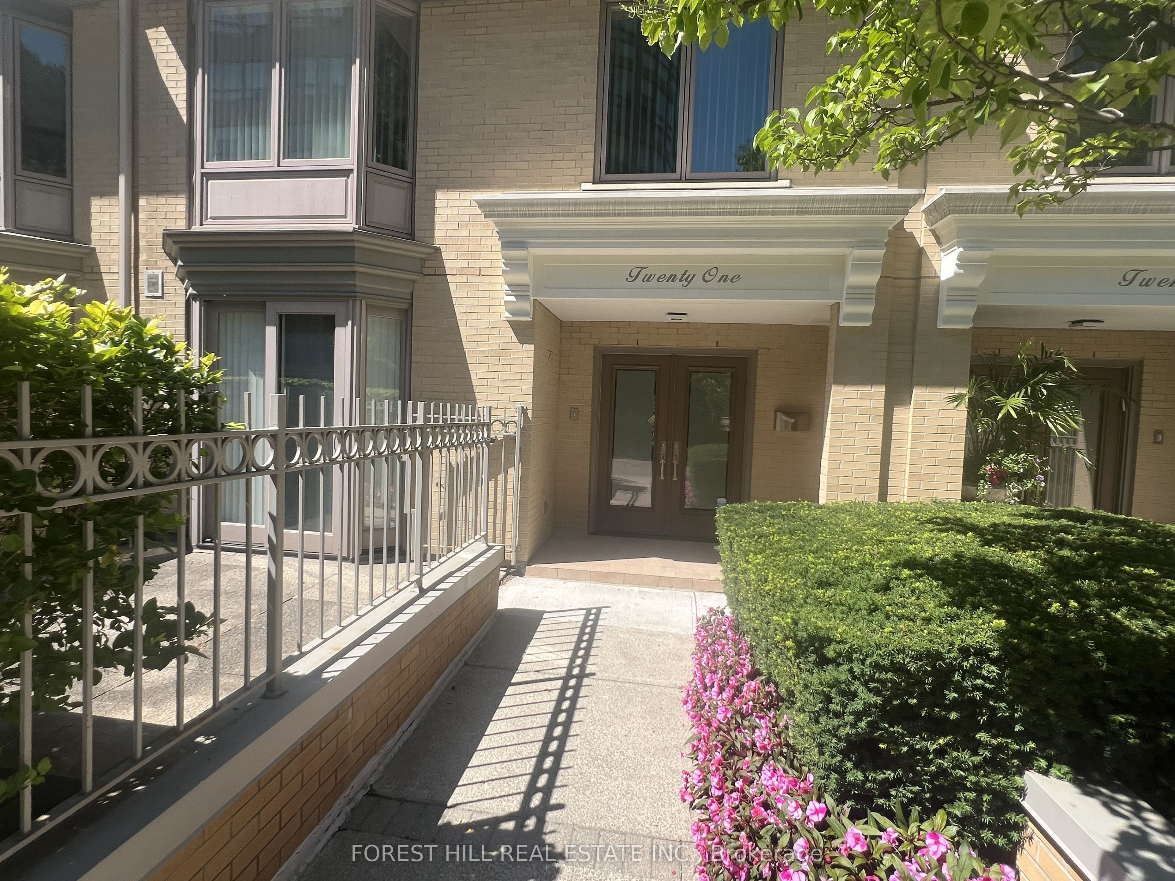 21 LOWER VILLAGE GATE, Toronto, ON M5P 3L7