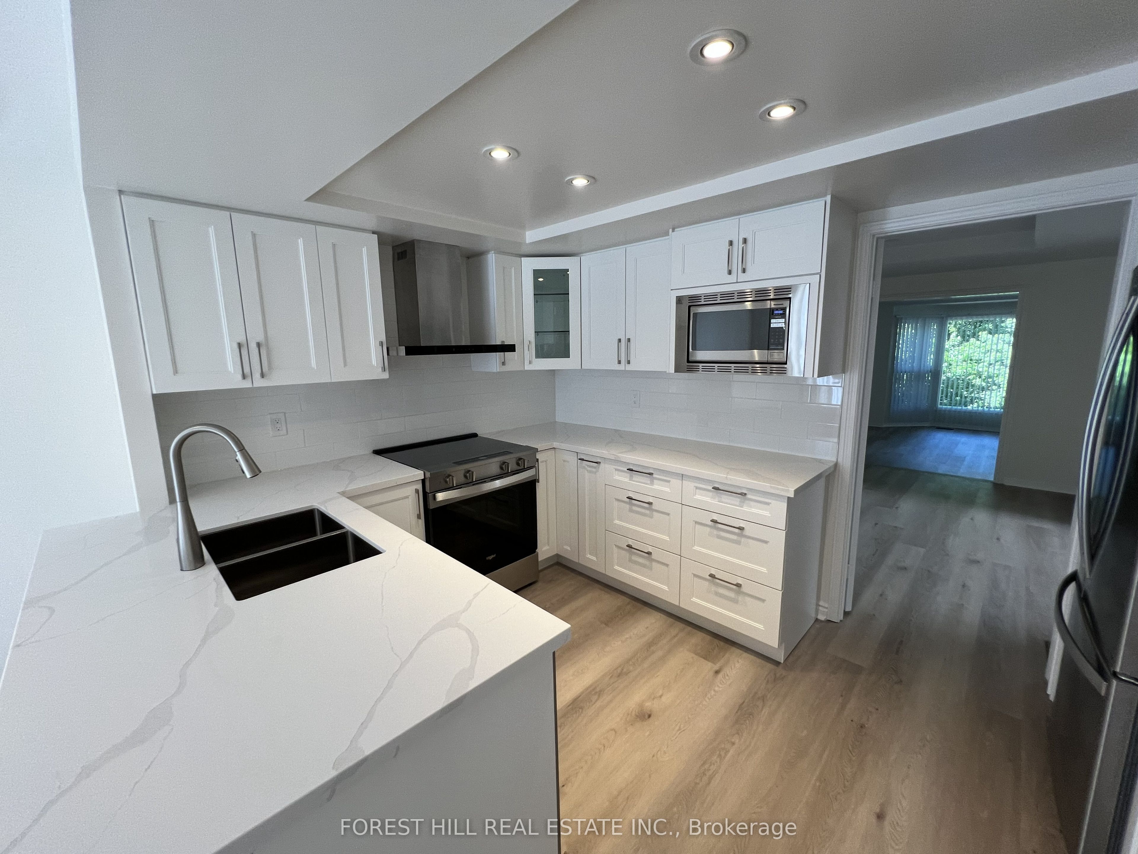 21 LOWER VILLAGE GATE, Toronto, ON M5P 3L7 photo 3