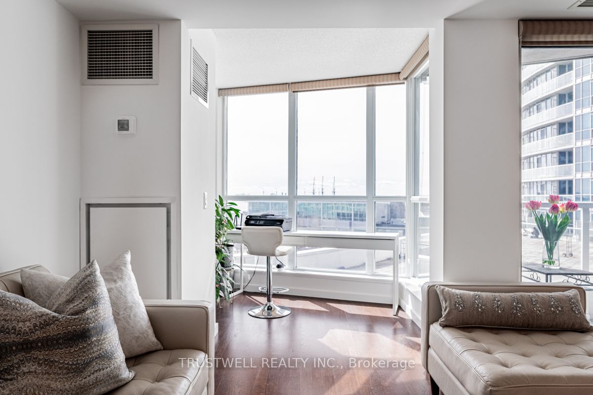 208 Queens Quay W 511, Toronto, ON M5J 2Y5 photo 3