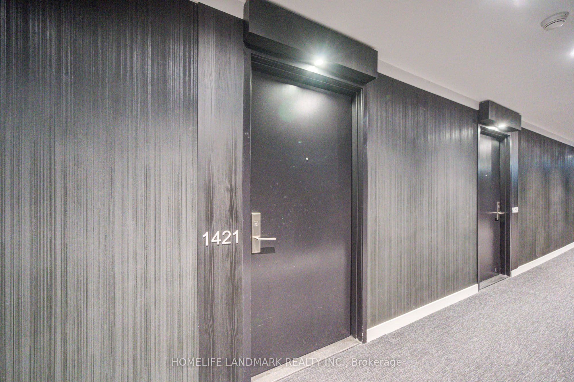 20 Edward Street 1421, Toronto, ON M5G 0C5 photo 3