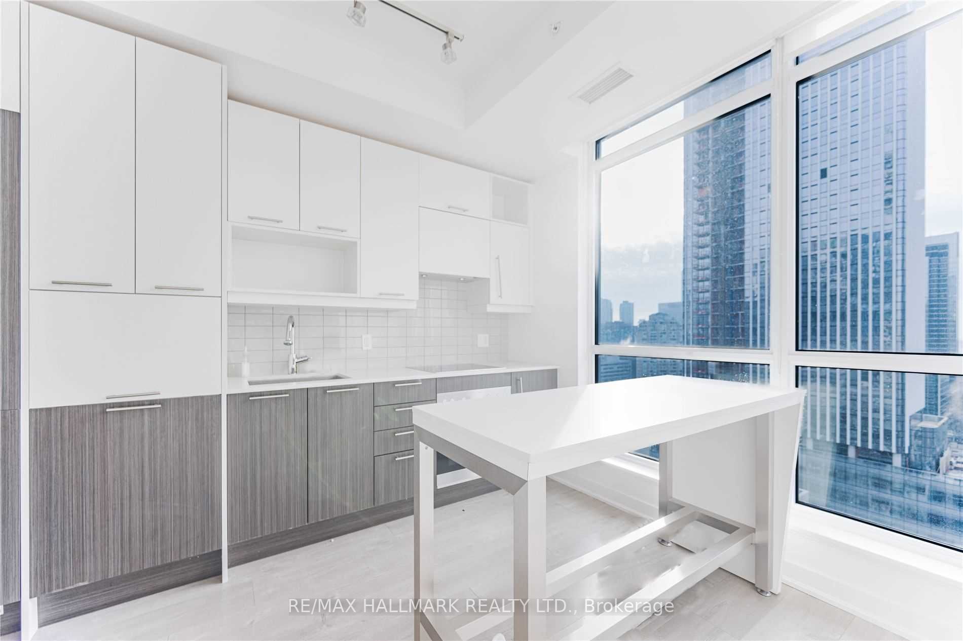 30 Nelson Street 2107, Toronto, ON M5V 0H5 photo 2