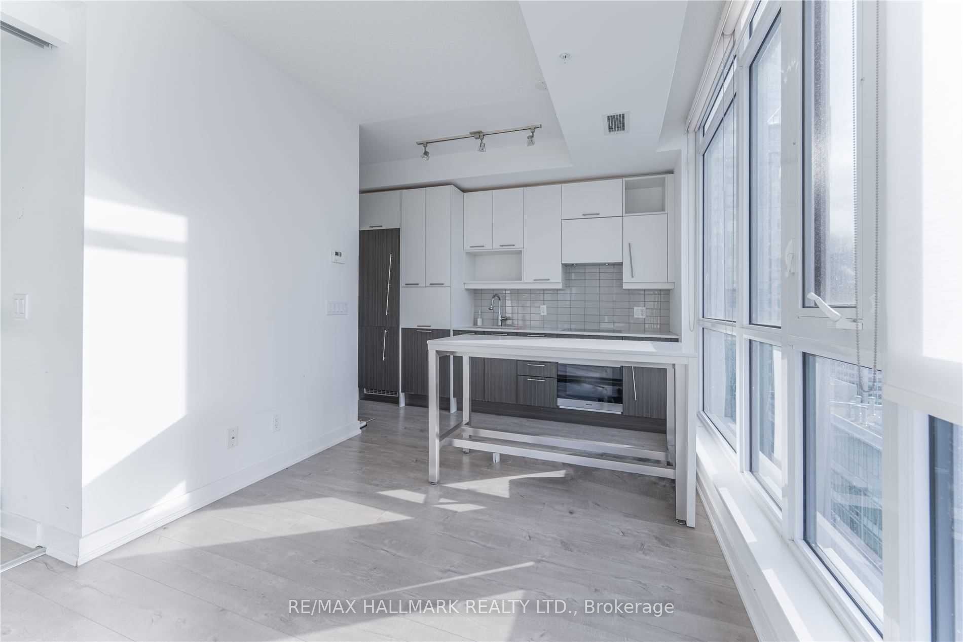 30 Nelson Street 2107, Toronto, ON M5V 0H5 photo 4