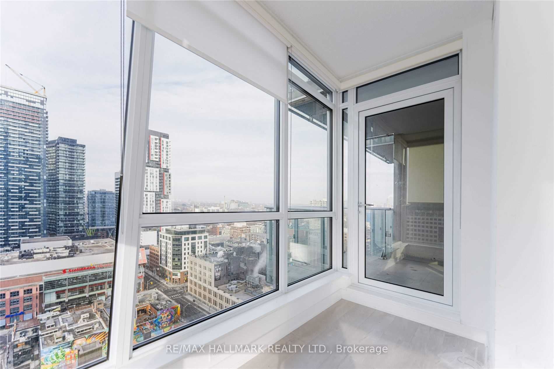 30 Nelson Street 2107, Toronto, ON M5V 0H5 photo 5
