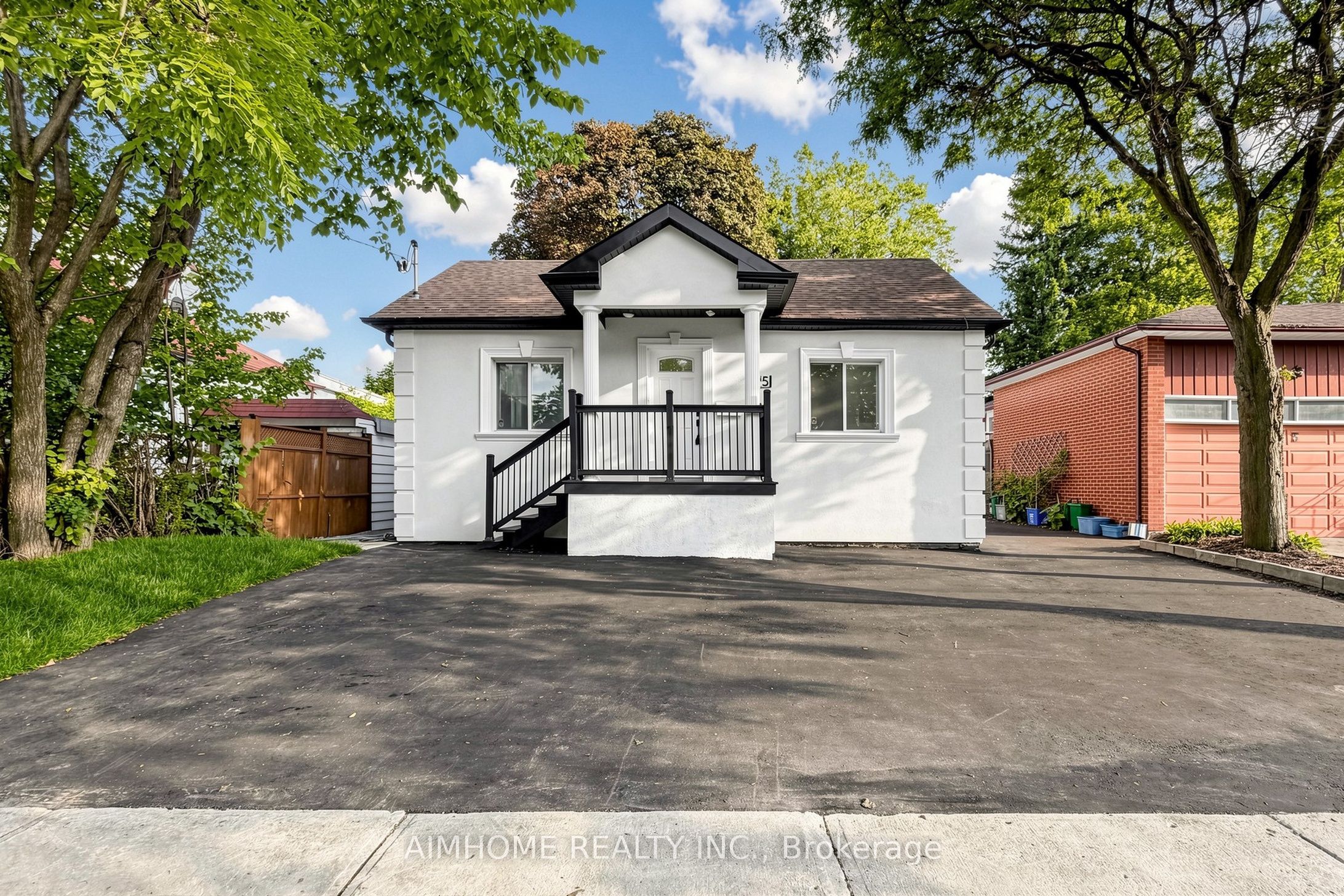 95 Steeles Avenue E, Toronto, ON M2M 3Y4