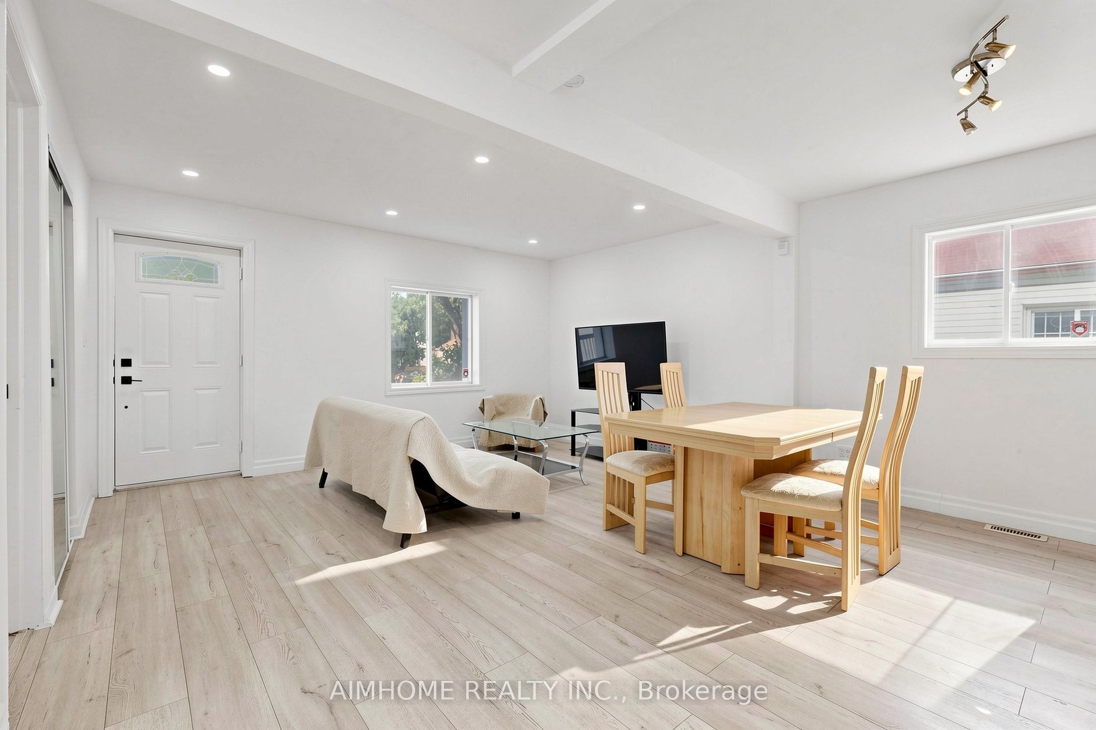 95 Steeles Avenue E, Toronto, ON M2M 3Y4 photo 3