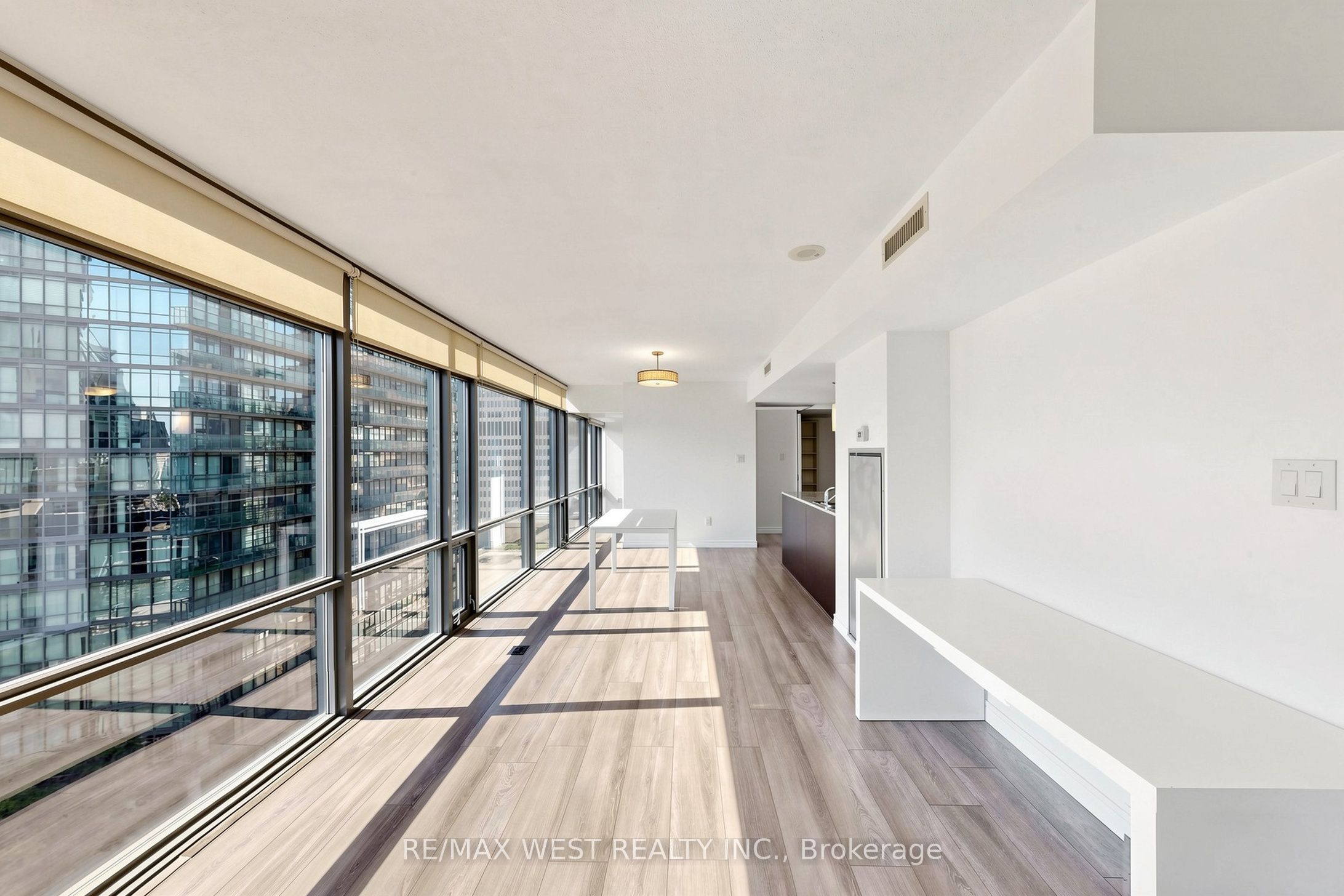 38 Grenville Street 1203, Toronto, ON M4Y 1A9 photo 5