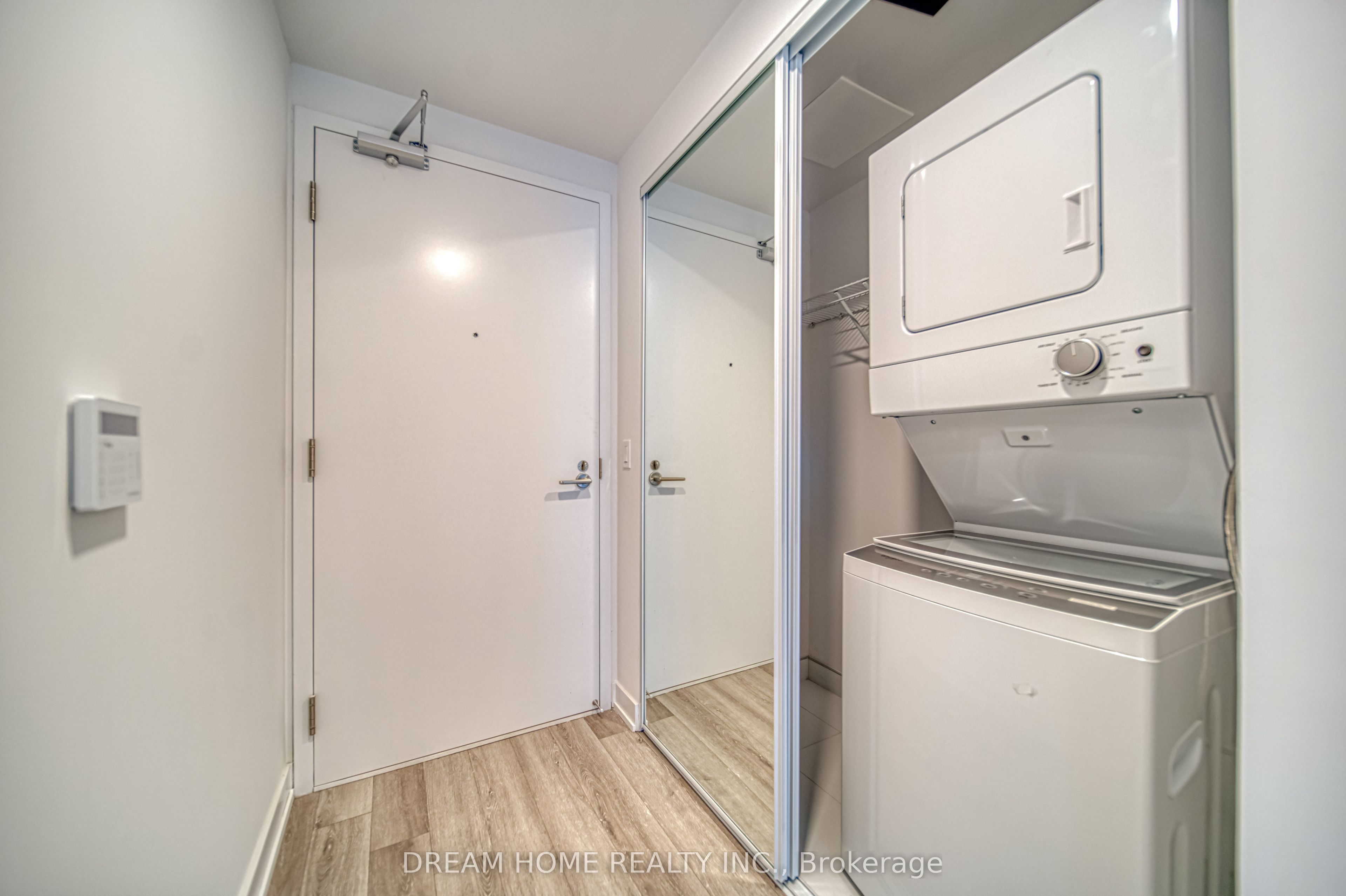 230 Simcoe Street 1921, Toronto, ON M5T 0G7 photo 2