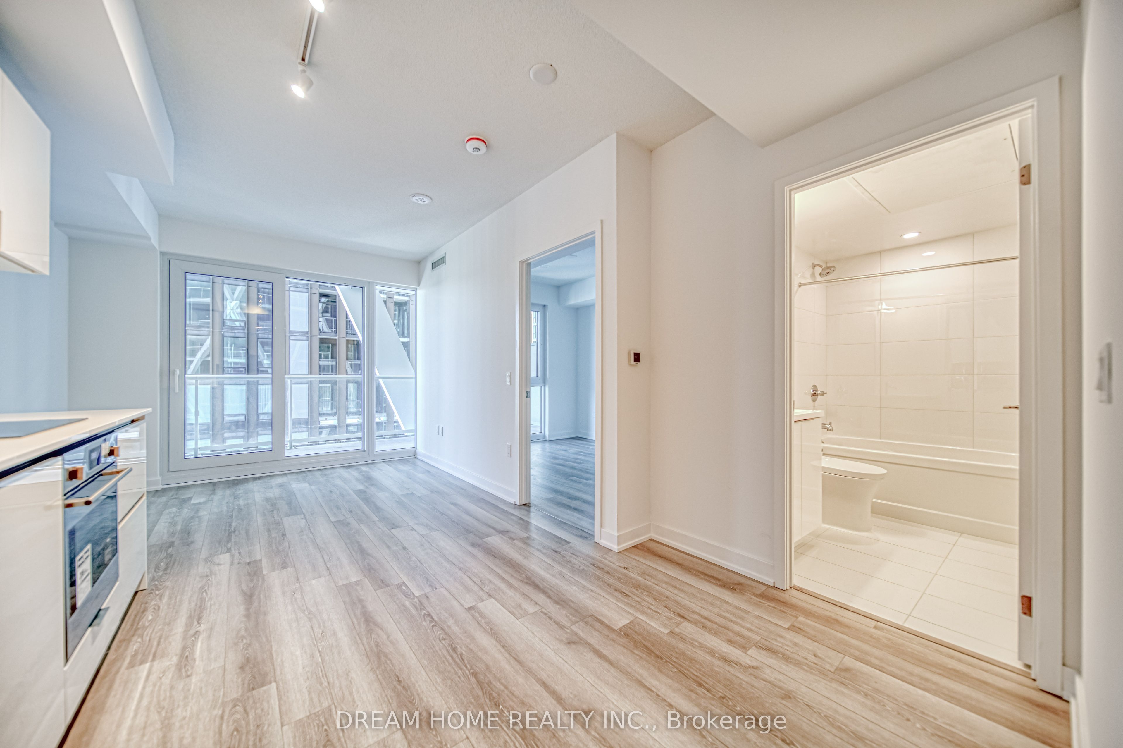 230 Simcoe Street 1921, Toronto, ON M5T 0G7 photo 3