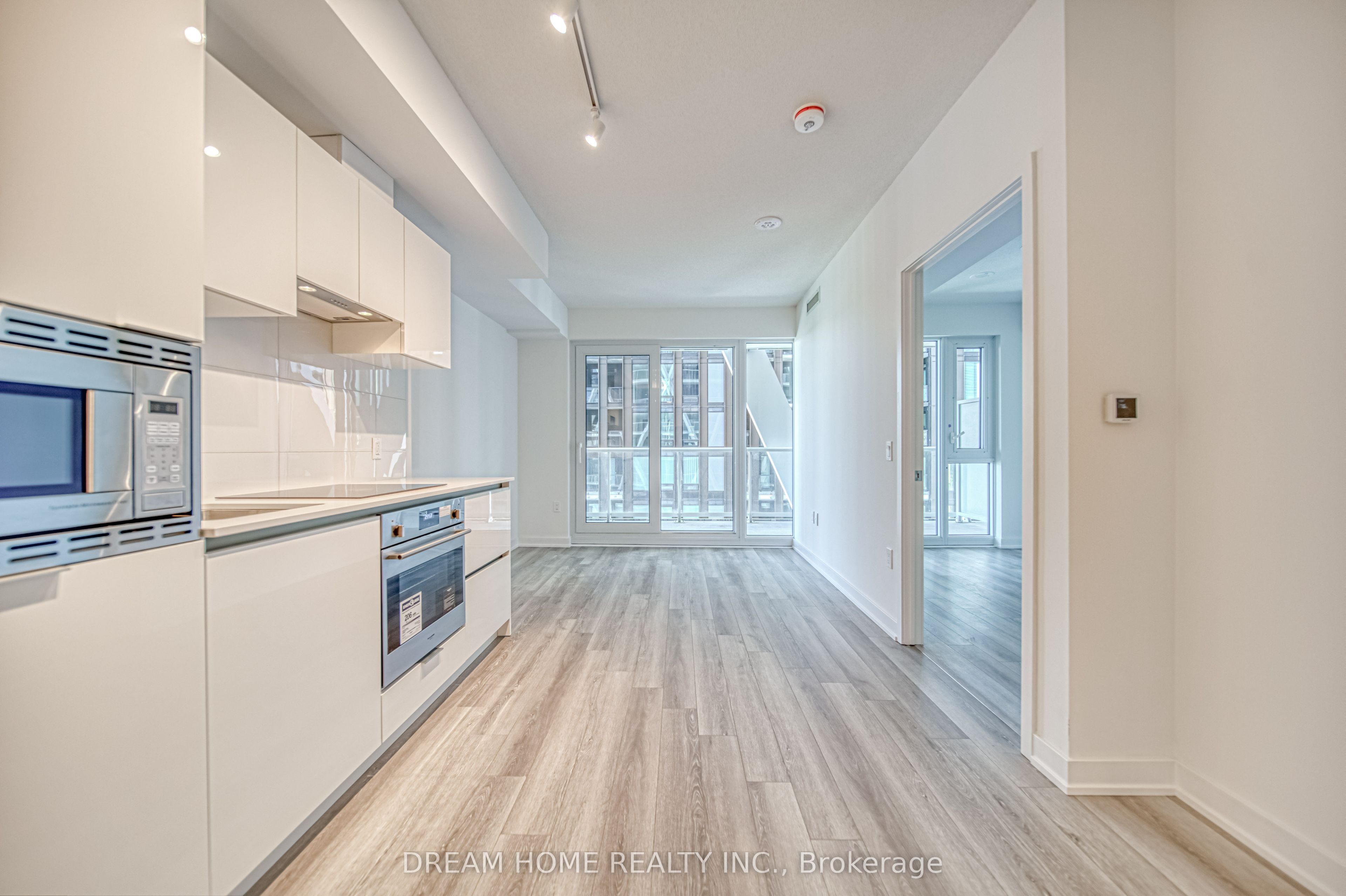 230 Simcoe Street 1921, Toronto, ON M5T 0G7 photo 4