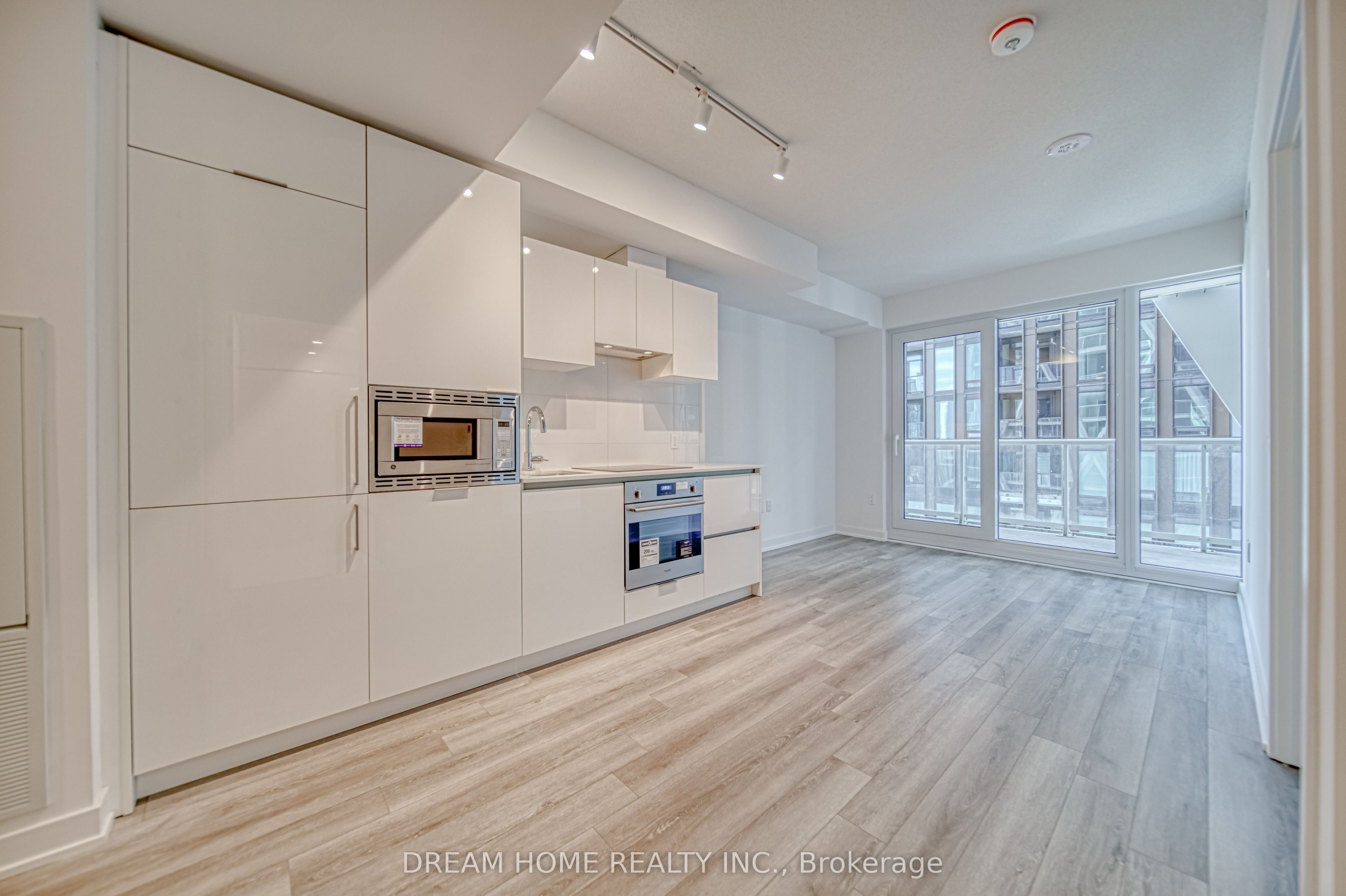 230 Simcoe Street 1921, Toronto, ON M5T 0G7 photo 5
