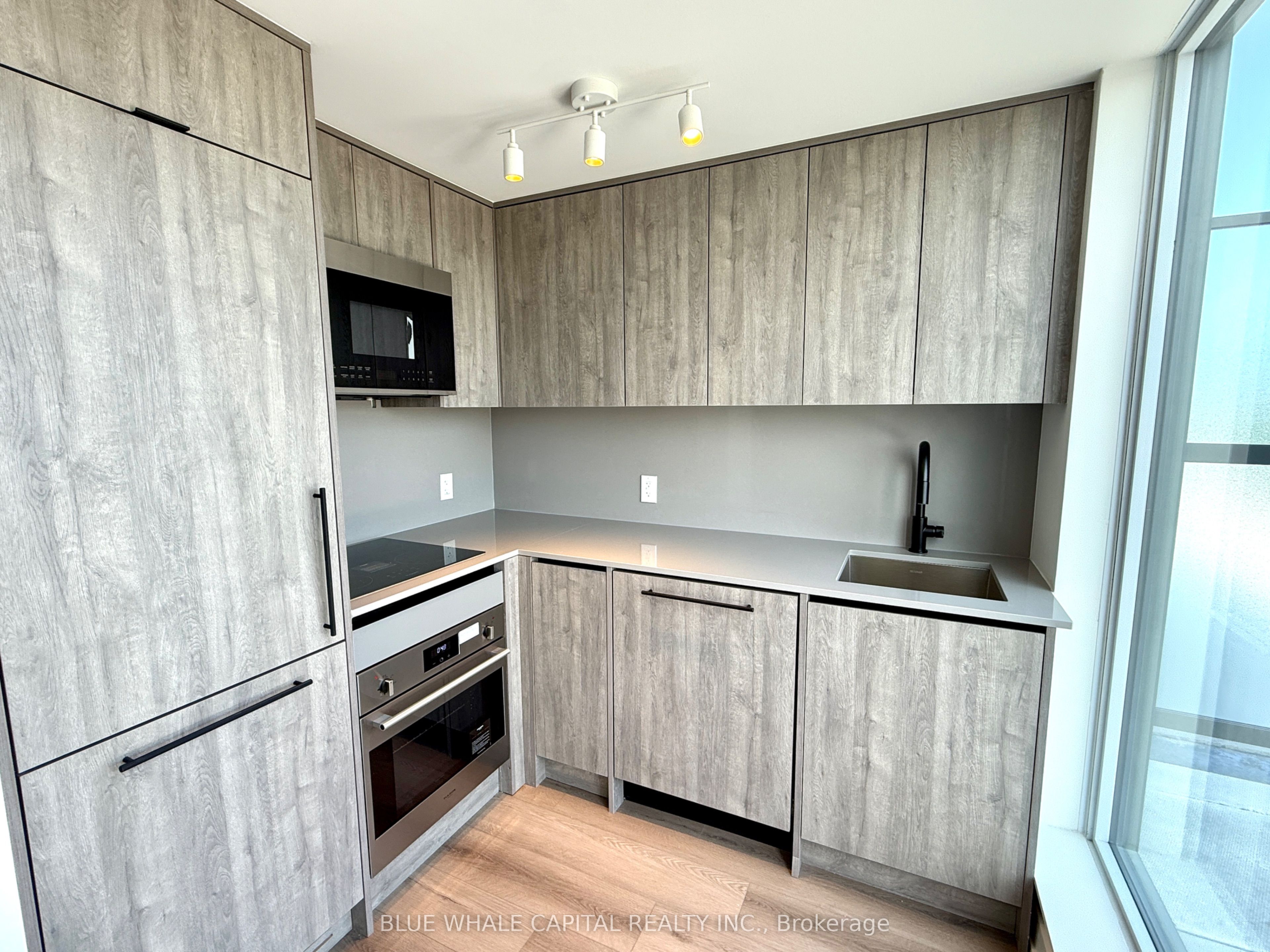 5 Lakeview Avenue 610, Toronto, ON M6J 0H3 photo 3