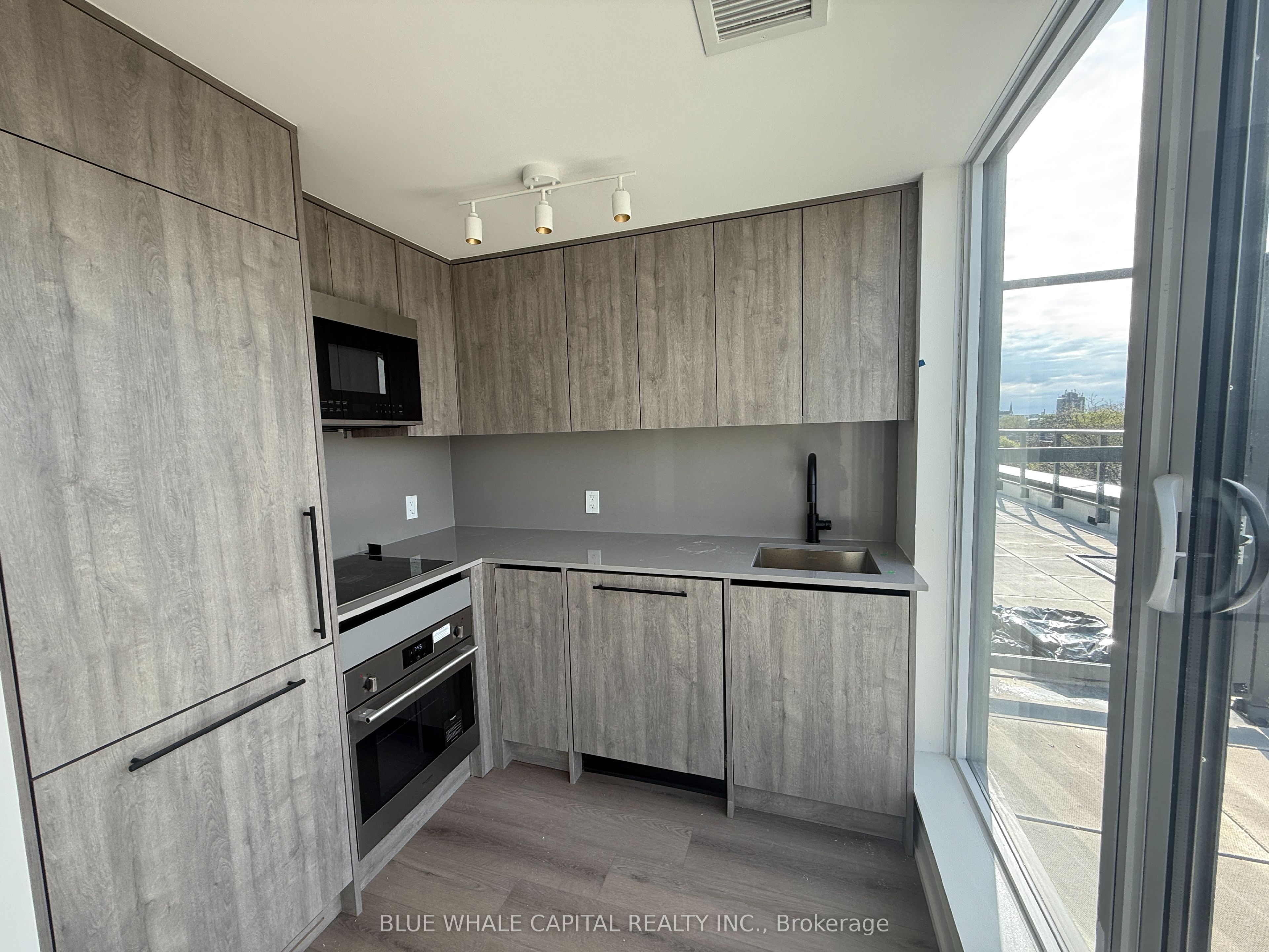 5 Lakeview Avenue 610, Toronto, ON M6J 0H3 photo 5