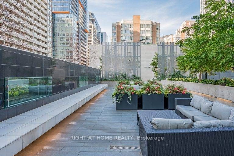 386 Yonge Street 4010, Toronto, ON M5B 0A5 photo 3