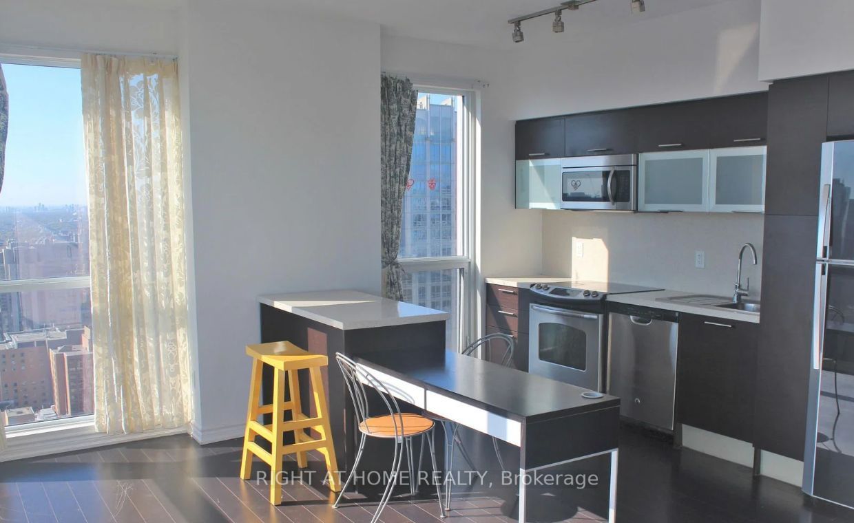 386 Yonge Street 4010, Toronto, ON M5B 0A5 photo 4
