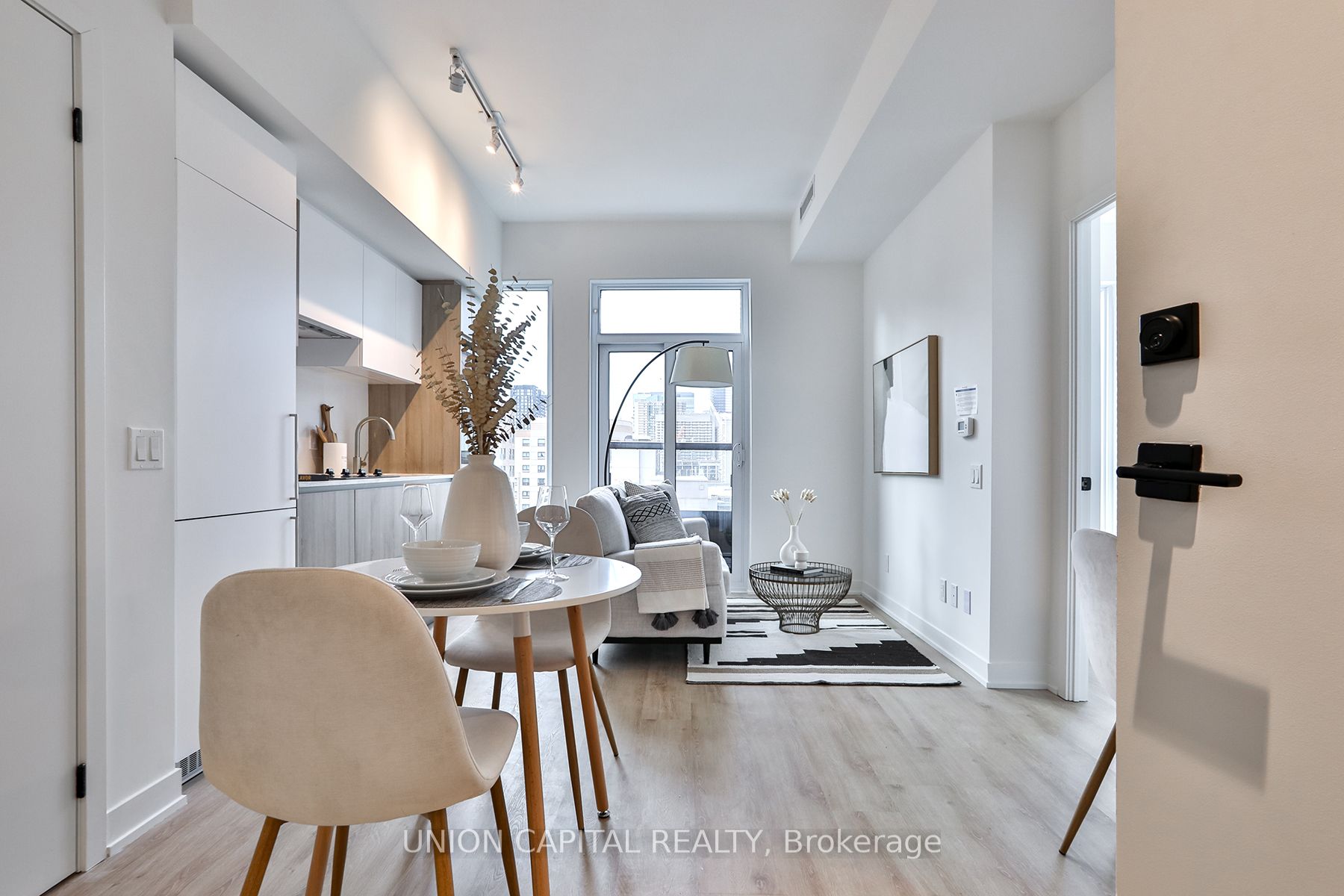 319 Jarvis Street 1005, Toronto, ON M5B 0C8 photo 2
