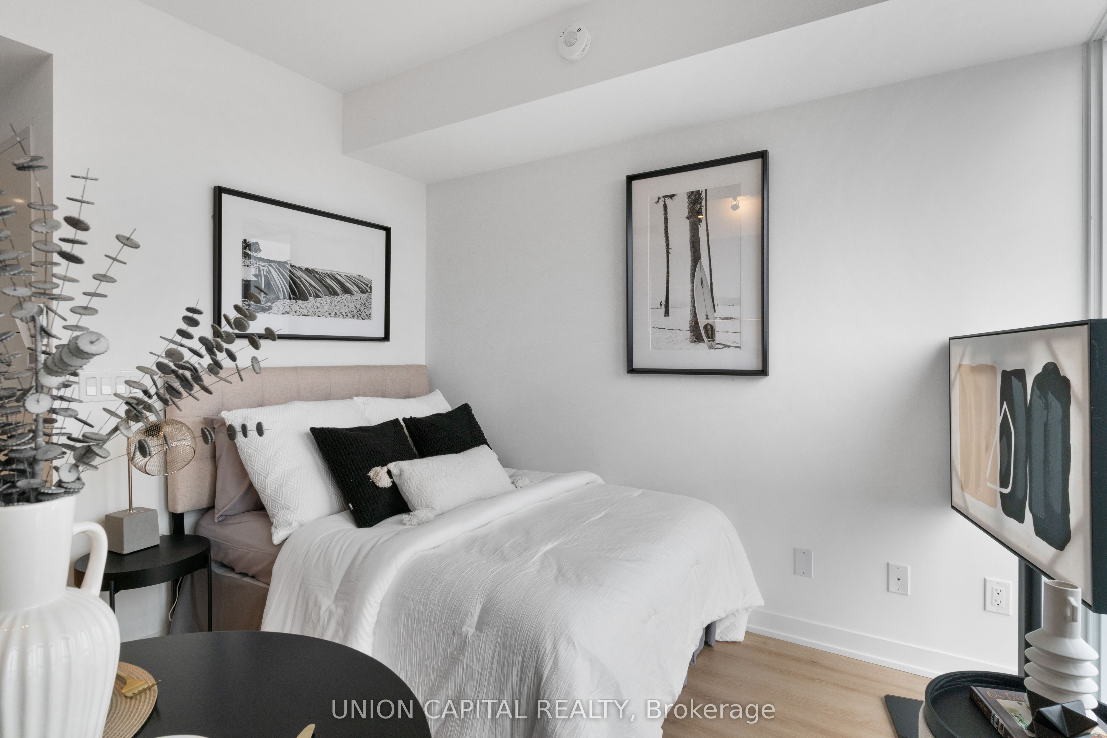 319 Jarvis Street 1612, Toronto, ON M5B 0C8 photo 3