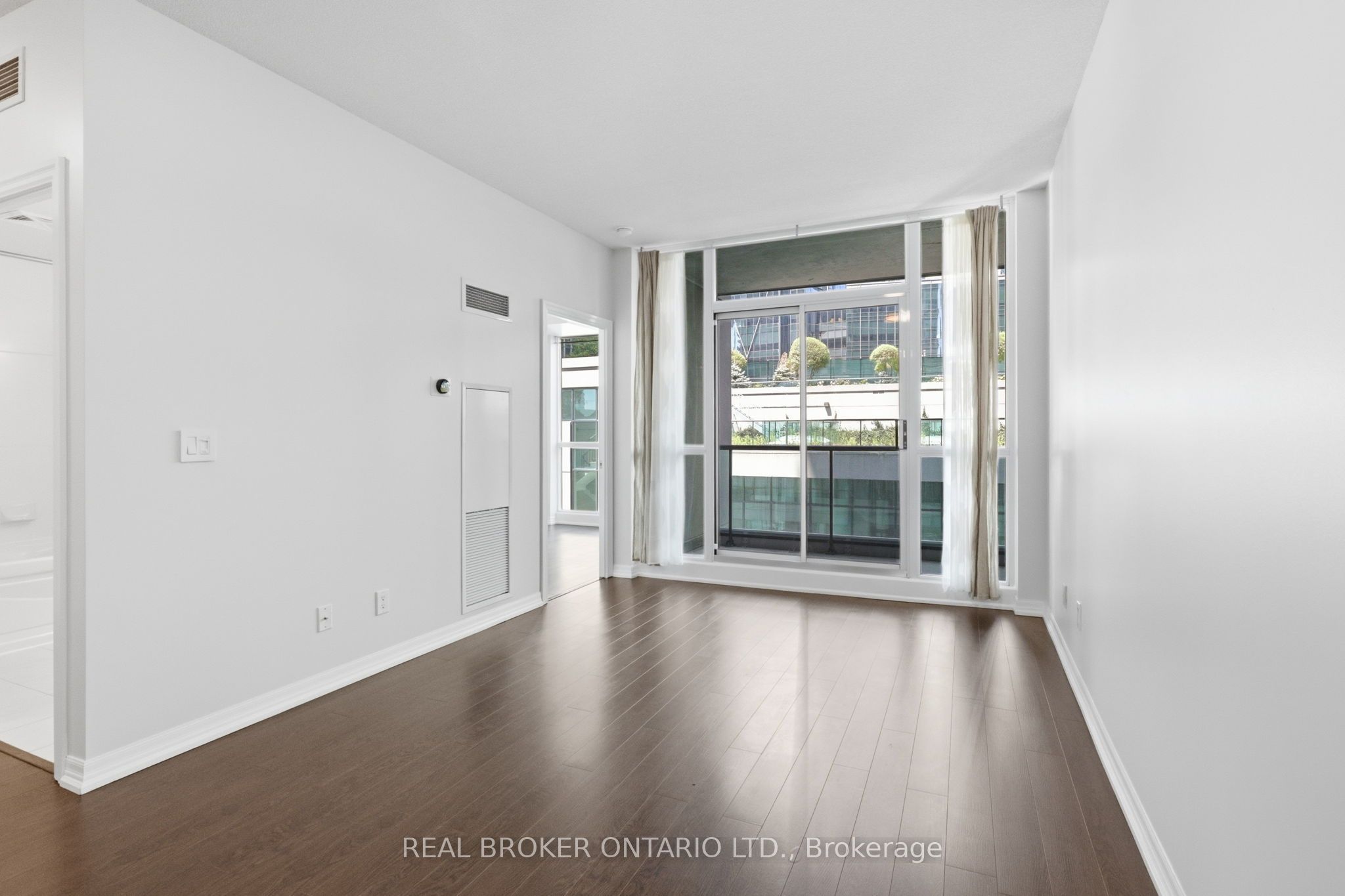 12 Yonge Street 415, Toronto, ON M5E 1Z9 photo 2