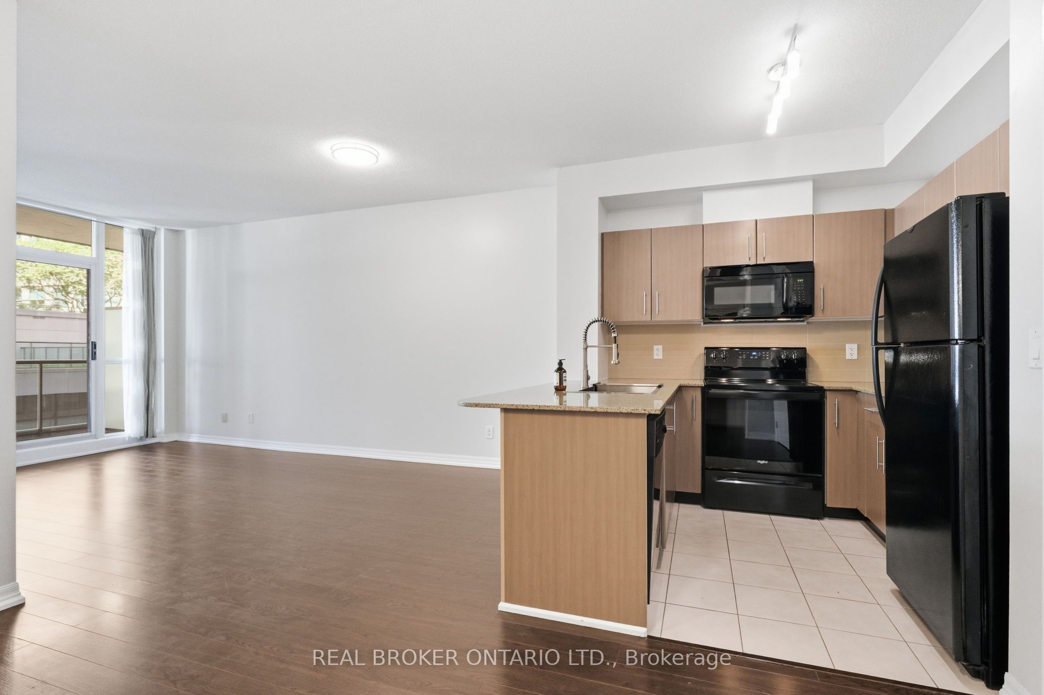 12 Yonge Street 415, Toronto, ON M5E 1Z9 photo 5