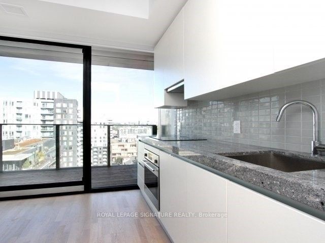 629 King Street W 1318, Toronto, ON M5V 1M5 photo 2