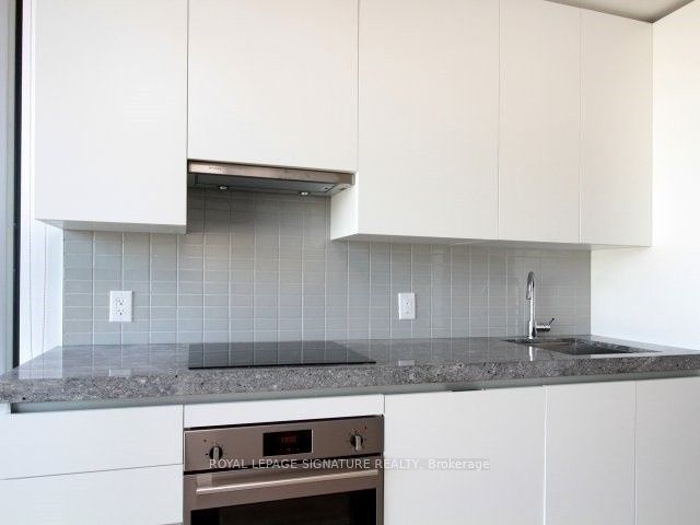 629 King Street W 1318, Toronto, ON M5V 1M5 photo 3