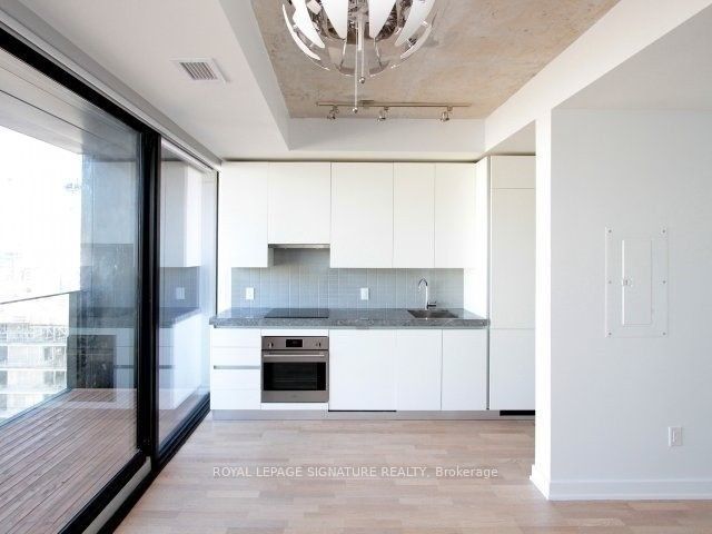 629 King Street W 1318, Toronto, ON M5V 1M5 photo 5