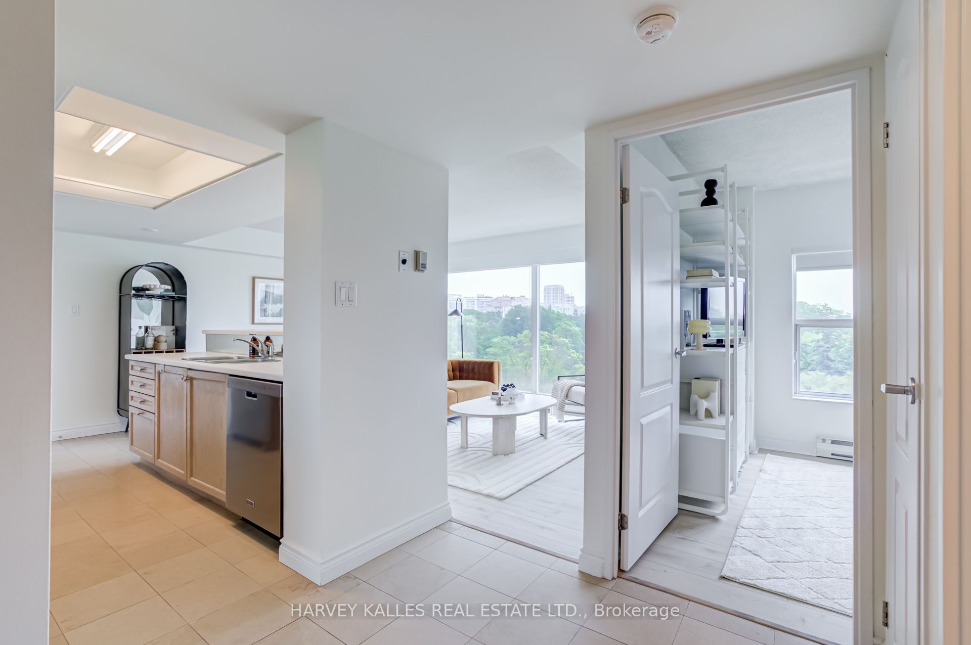 97 Lawton Boulevard 601, Toronto, ON M4V 1Z6 photo 3