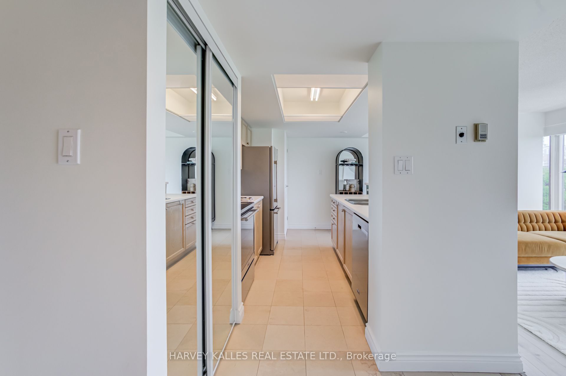 97 Lawton Boulevard 601, Toronto, ON M4V 1Z6 photo 4