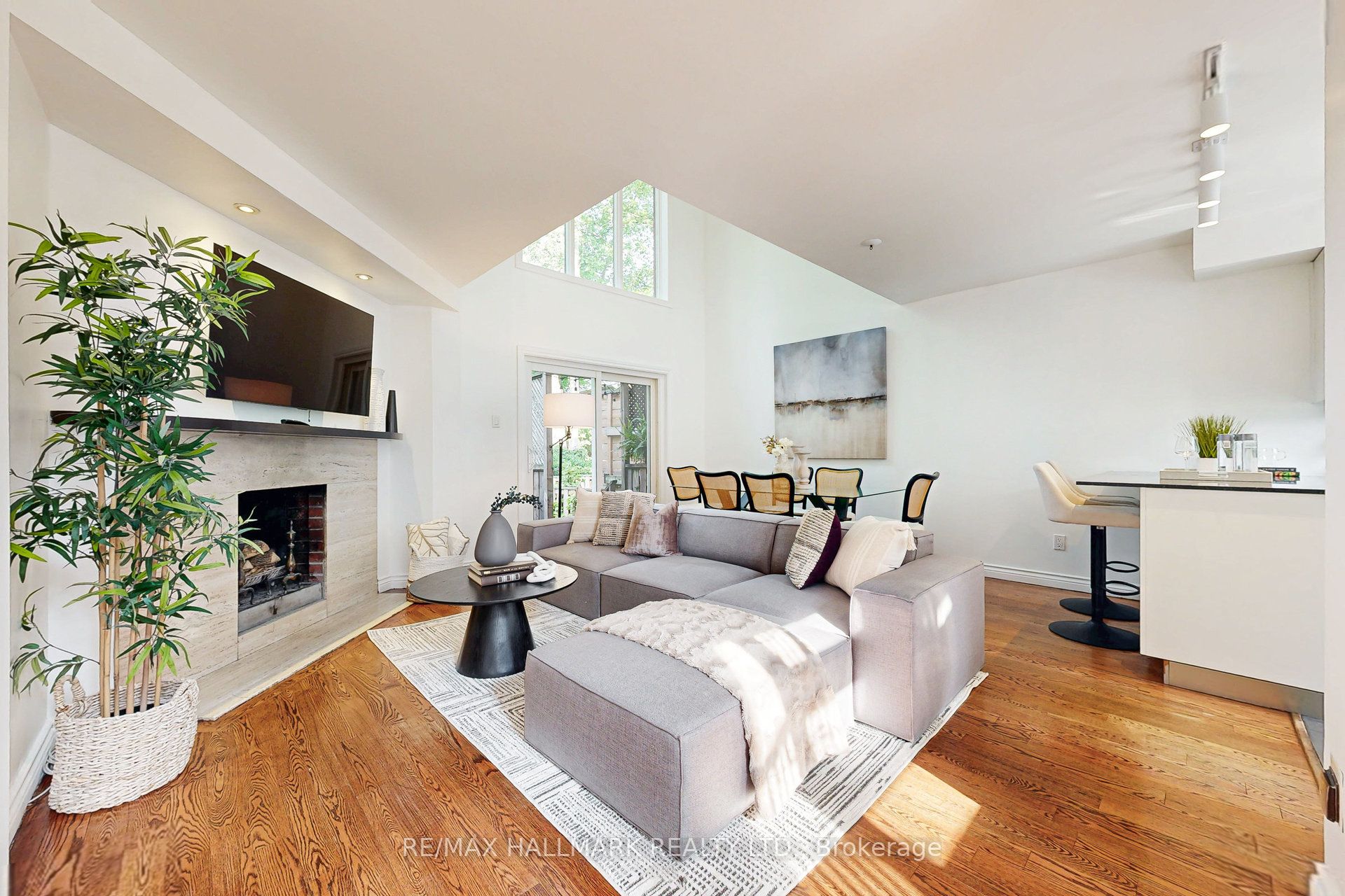 216 Milan Street, Toronto, ON M5A 3Z6 photo 3