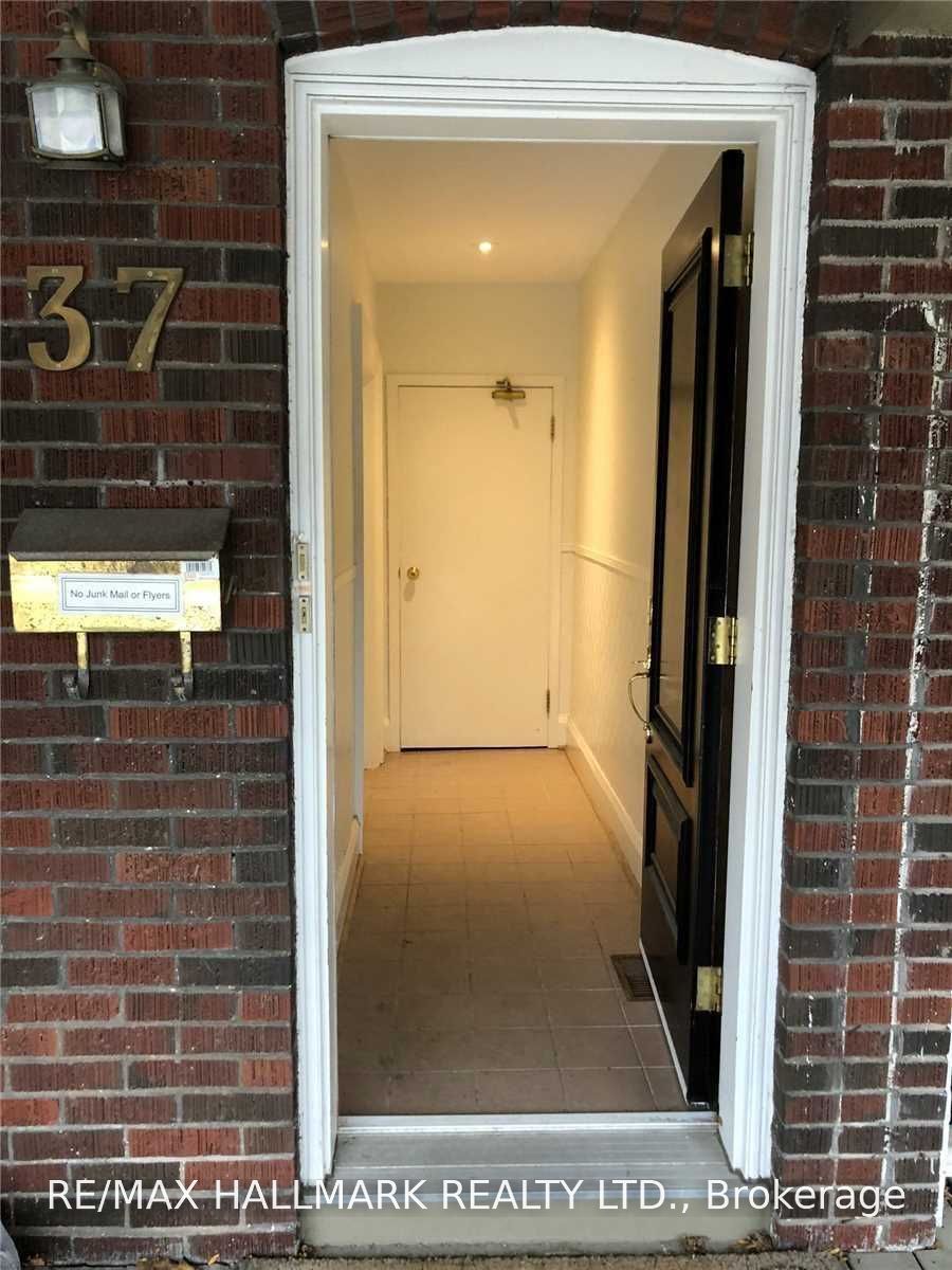 37 Lola Road Upper, Toronto, ON M5P 1E5 photo 2