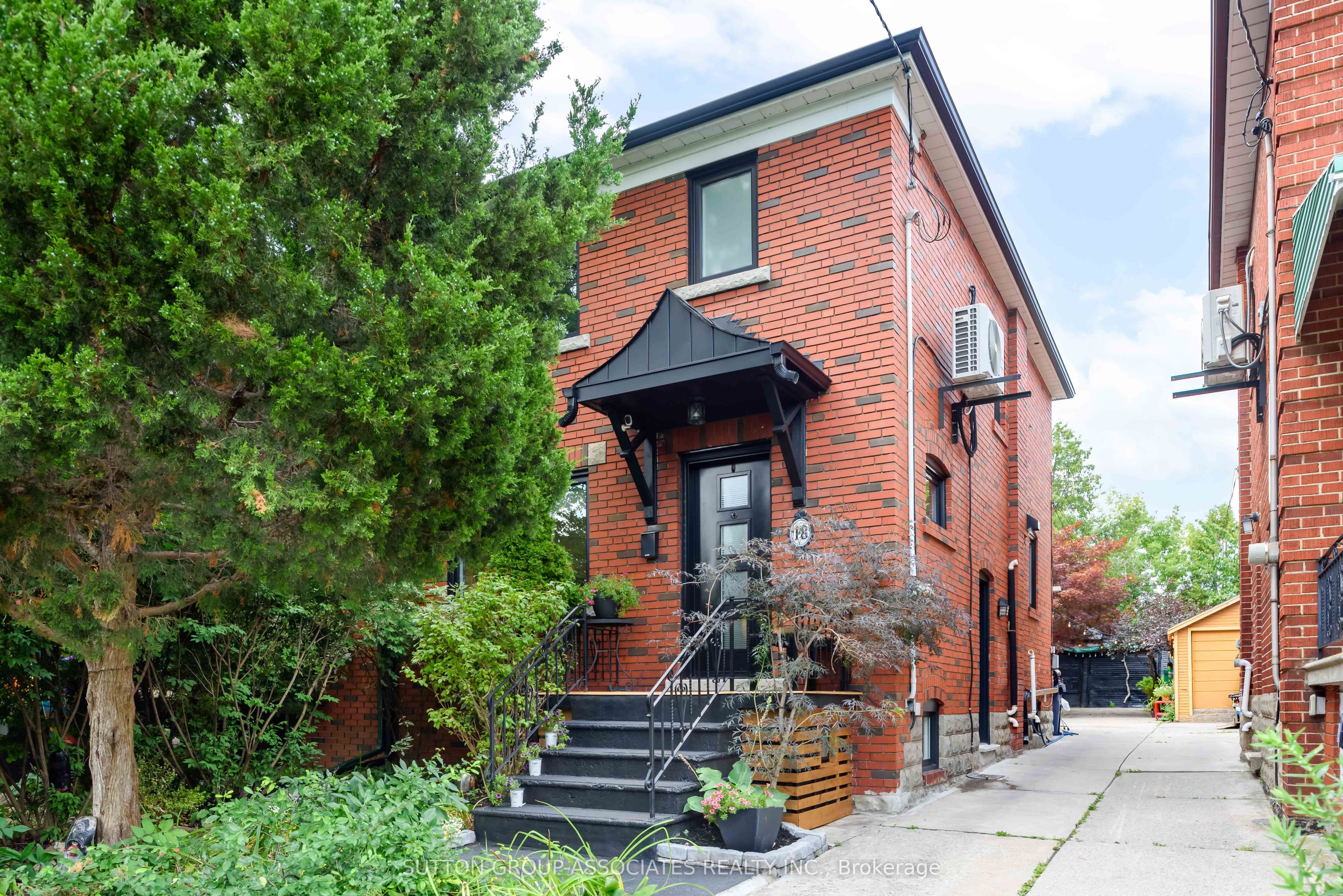 18 Earnscliffe Road, Toronto, ON M6E 1J5