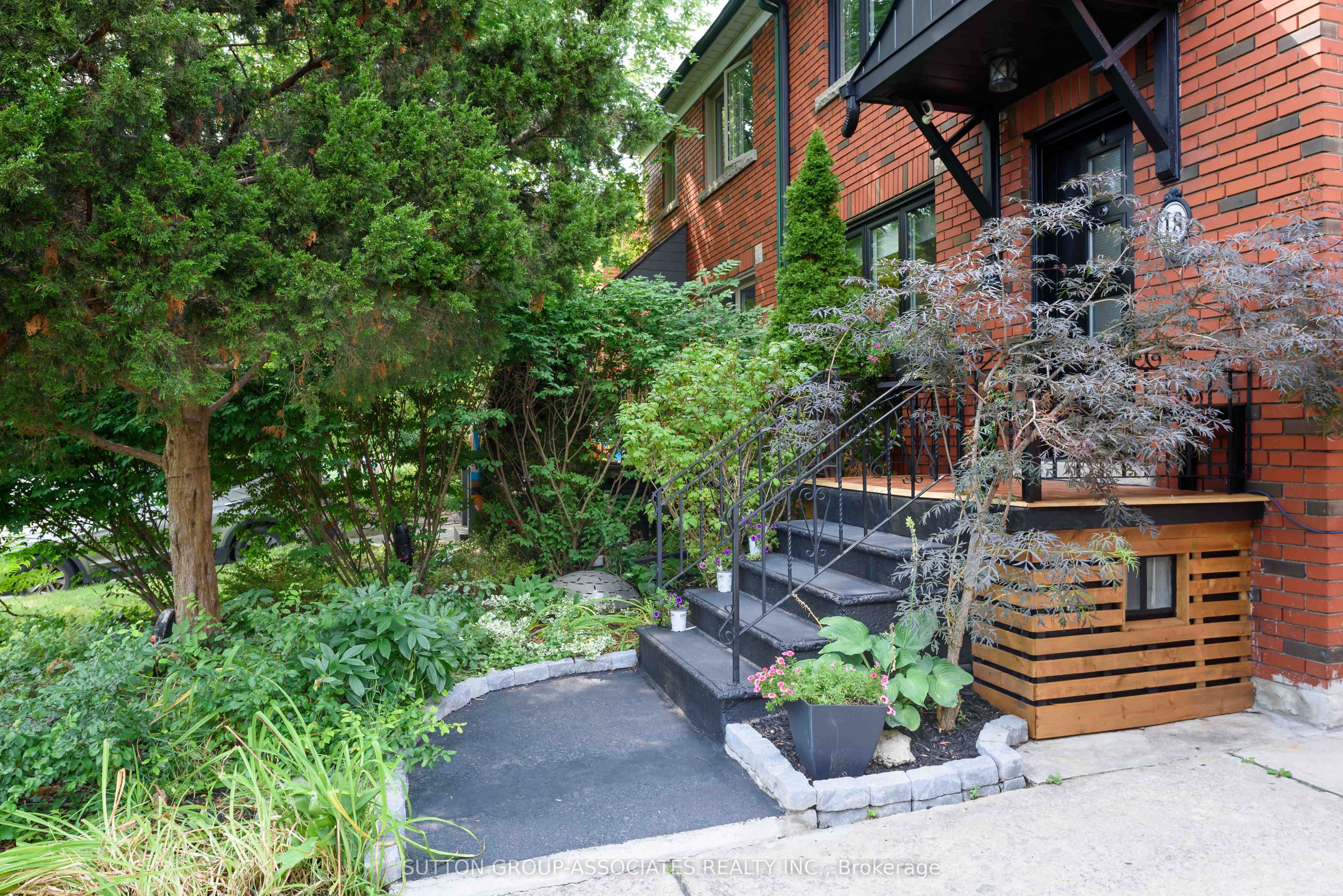 18 Earnscliffe Road, Toronto, ON M6E 1J5 photo 2