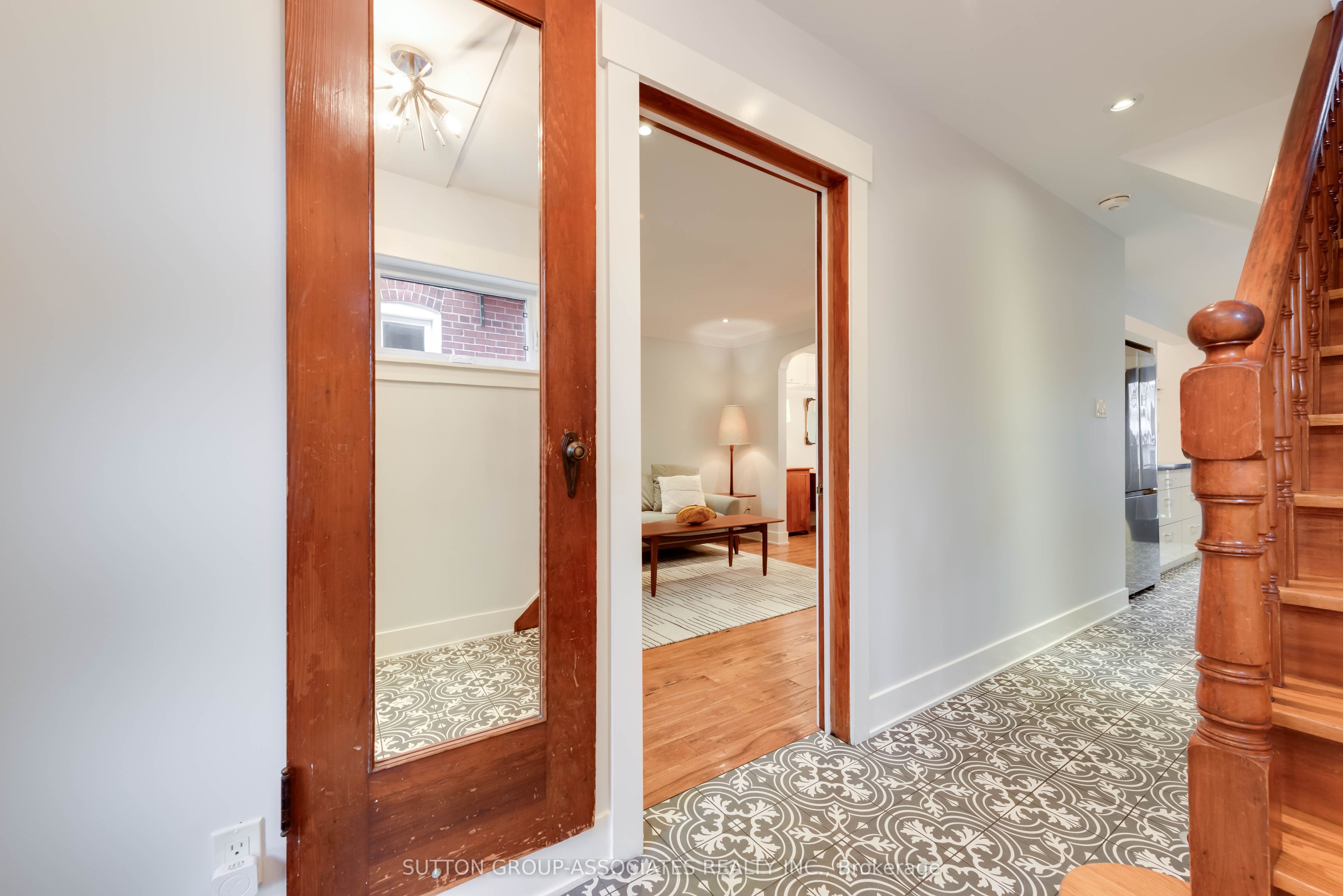 18 Earnscliffe Road, Toronto, ON M6E 1J5 photo 3