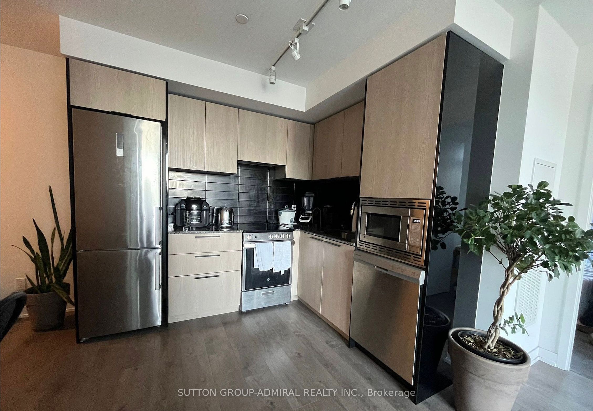 501 Yonge Street 812, Toronto, ON M4Y 1Y3 photo 2