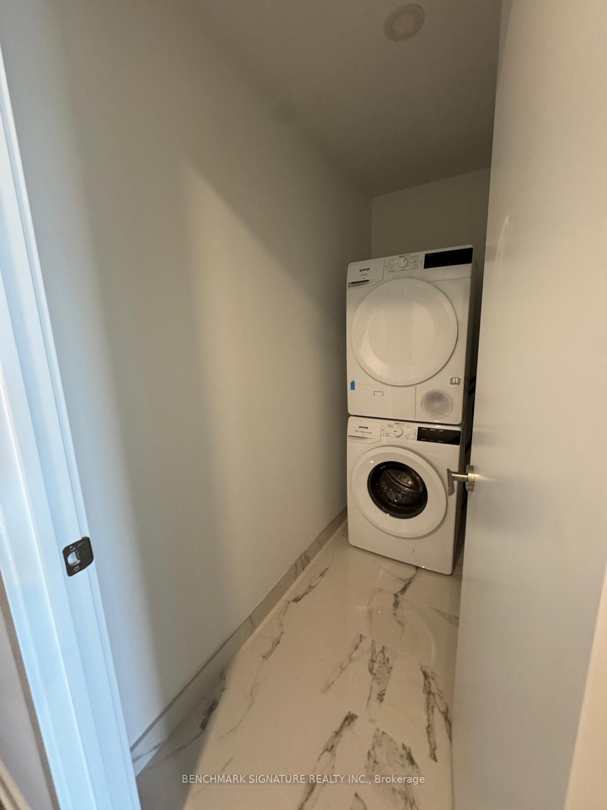 88 Queen Street E 5015, Toronto, ON M5C 0B6 photo 2