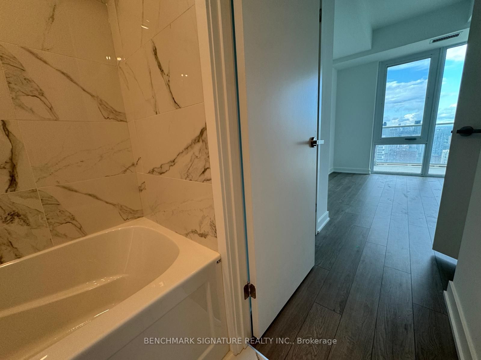 88 Queen Street E 5015, Toronto, ON M5C 0B6 photo 4