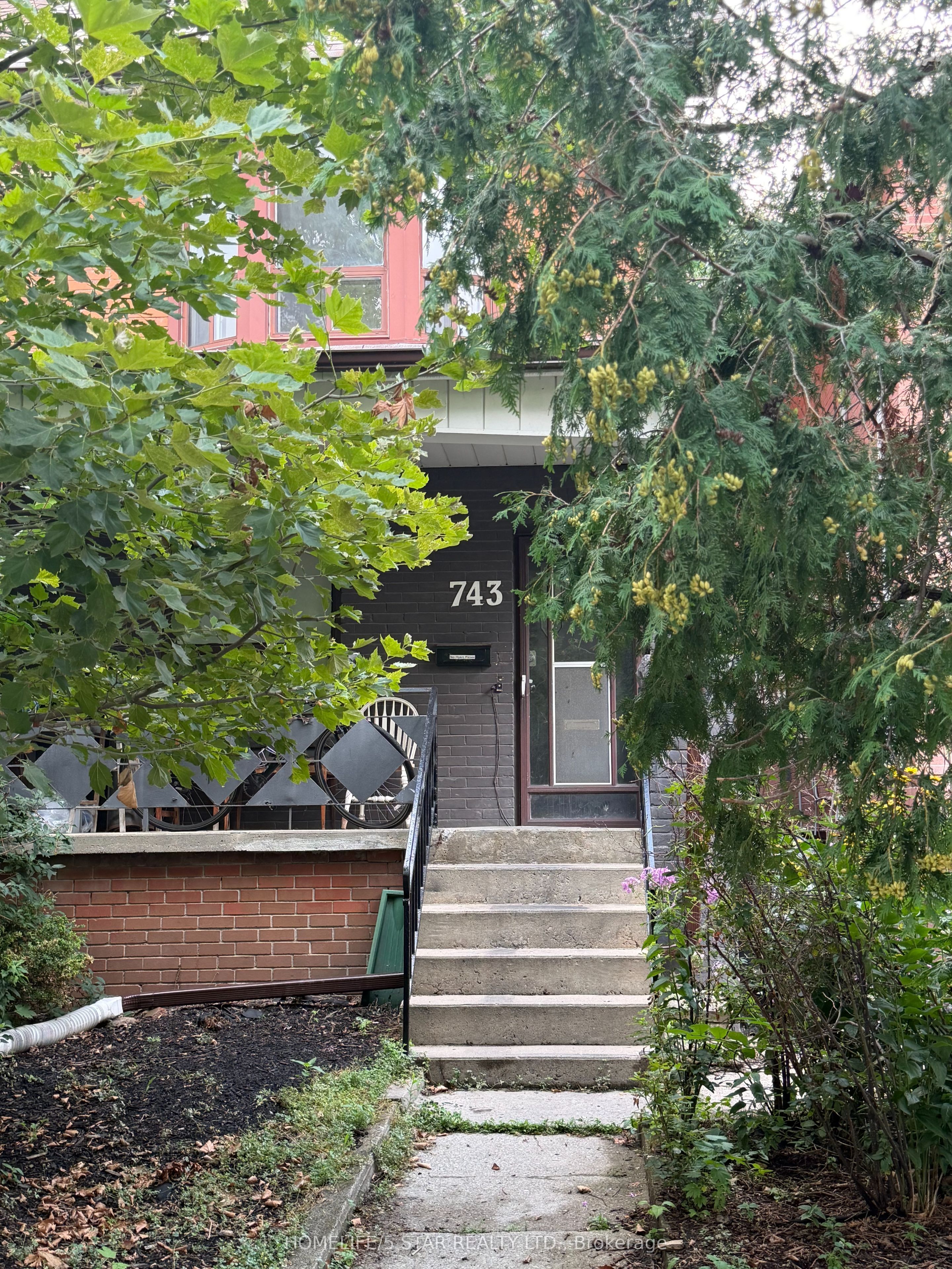 743 Euclid Avenue Apt 2, Toronto, ON M6G 2V1