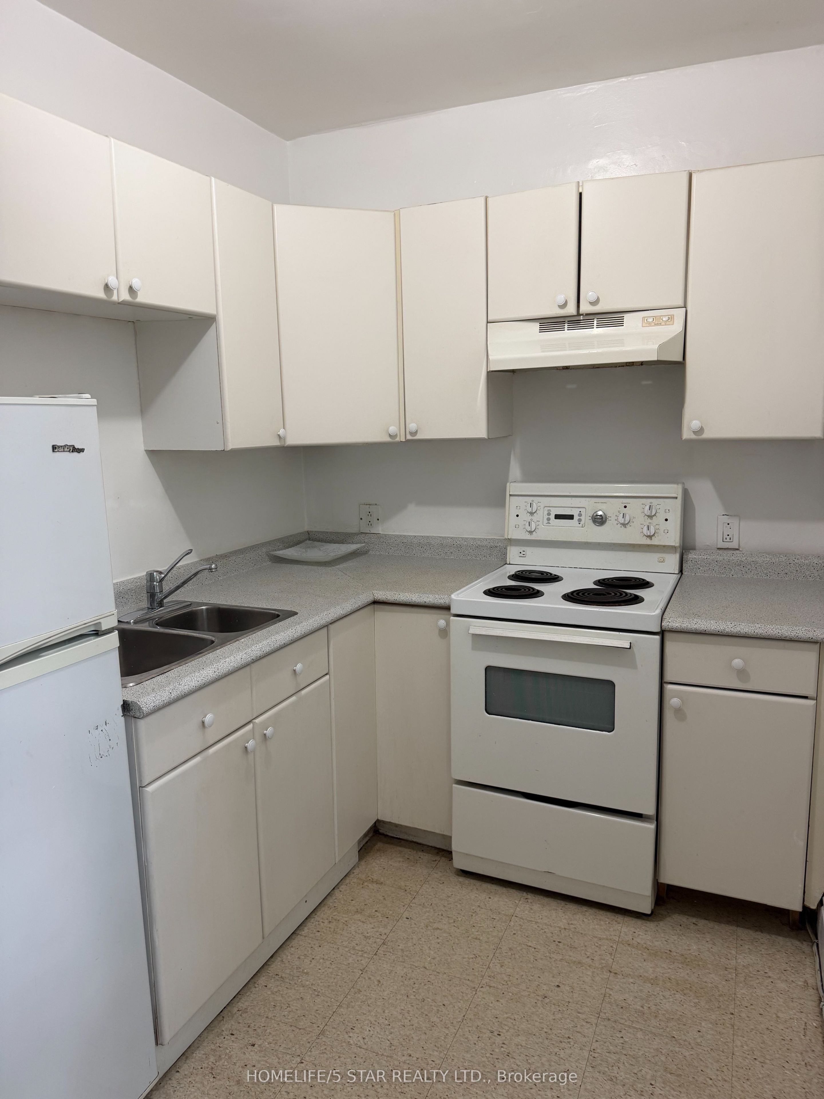 743 Euclid Avenue Apt 2, Toronto, ON M6G 2V1 photo 3