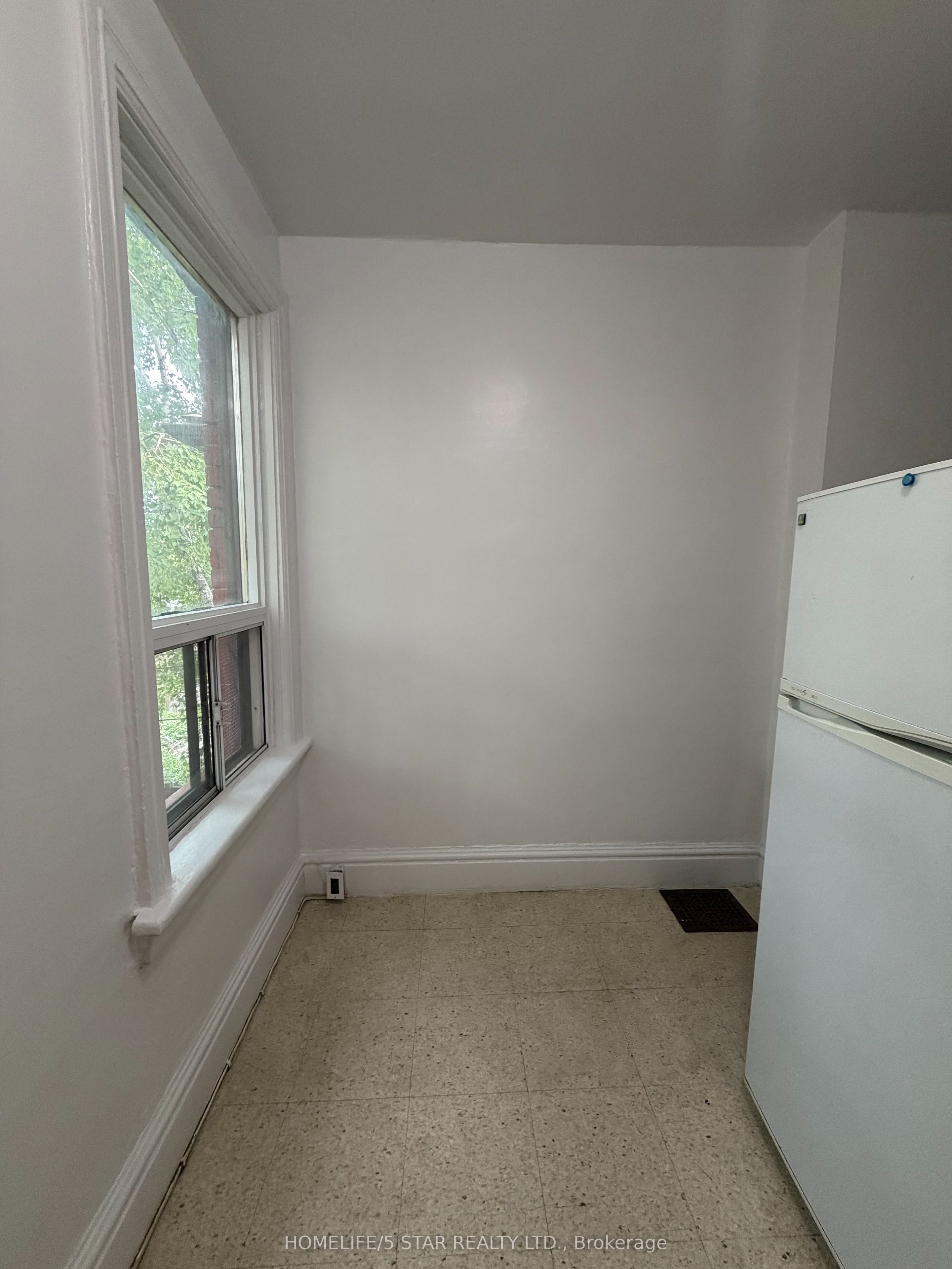 743 Euclid Avenue Apt 2, Toronto, ON M6G 2V1 photo 4