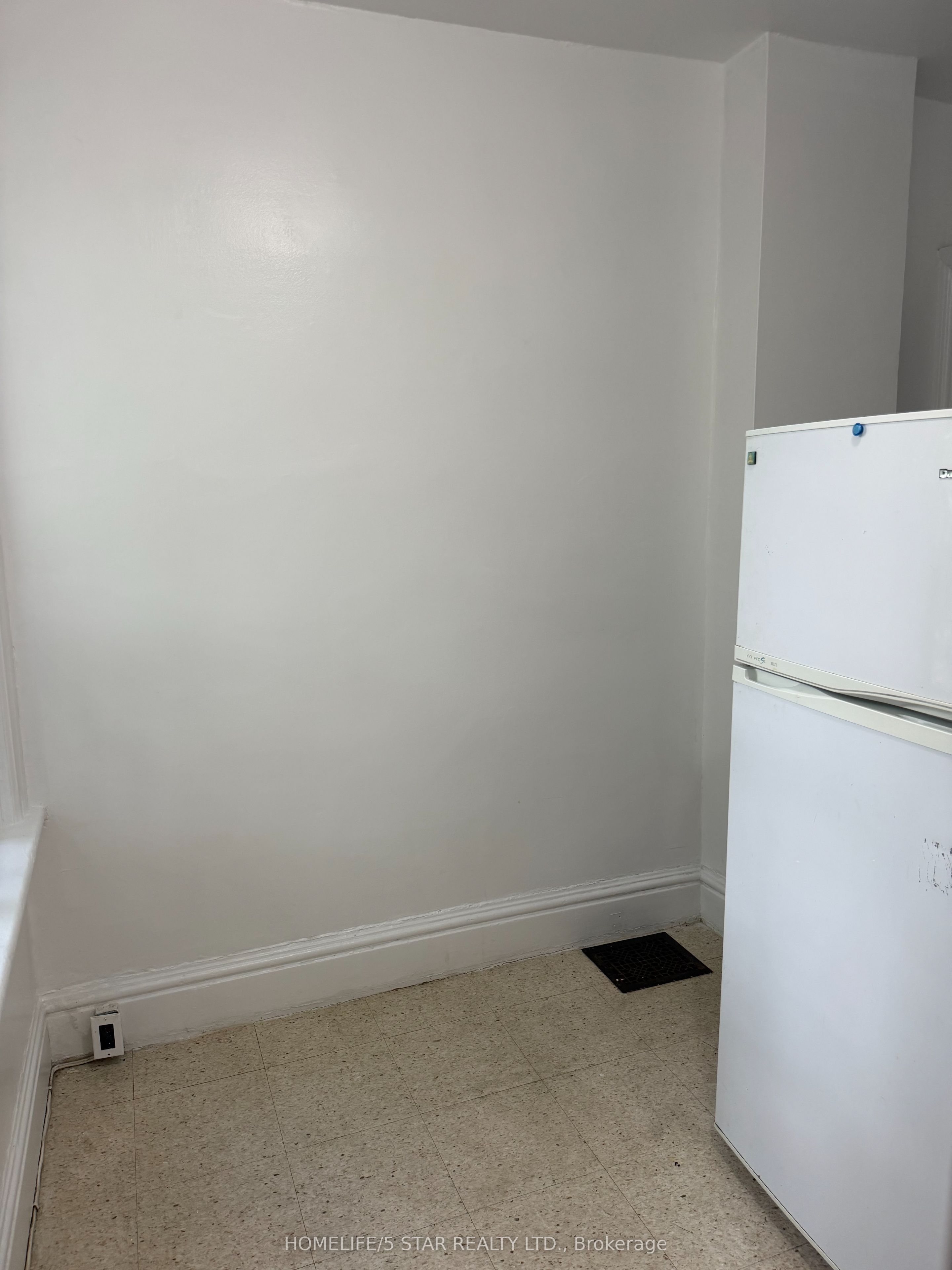 743 Euclid Avenue Apt 2, Toronto, ON M6G 2V1 photo 5